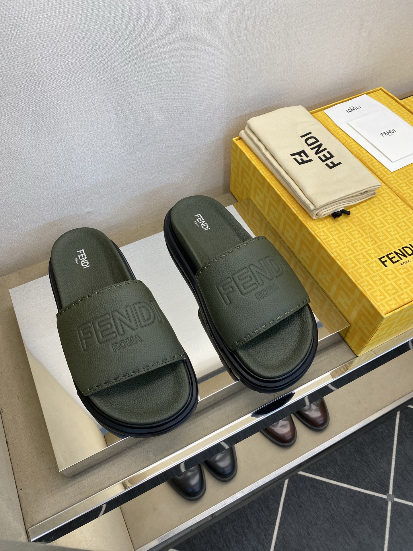 ⚠️F E N D⚠️高品质，顶尖工艺品⚠️男士拖鞋⚠️正码：39－44，38 45 46订制⚠最新夏季