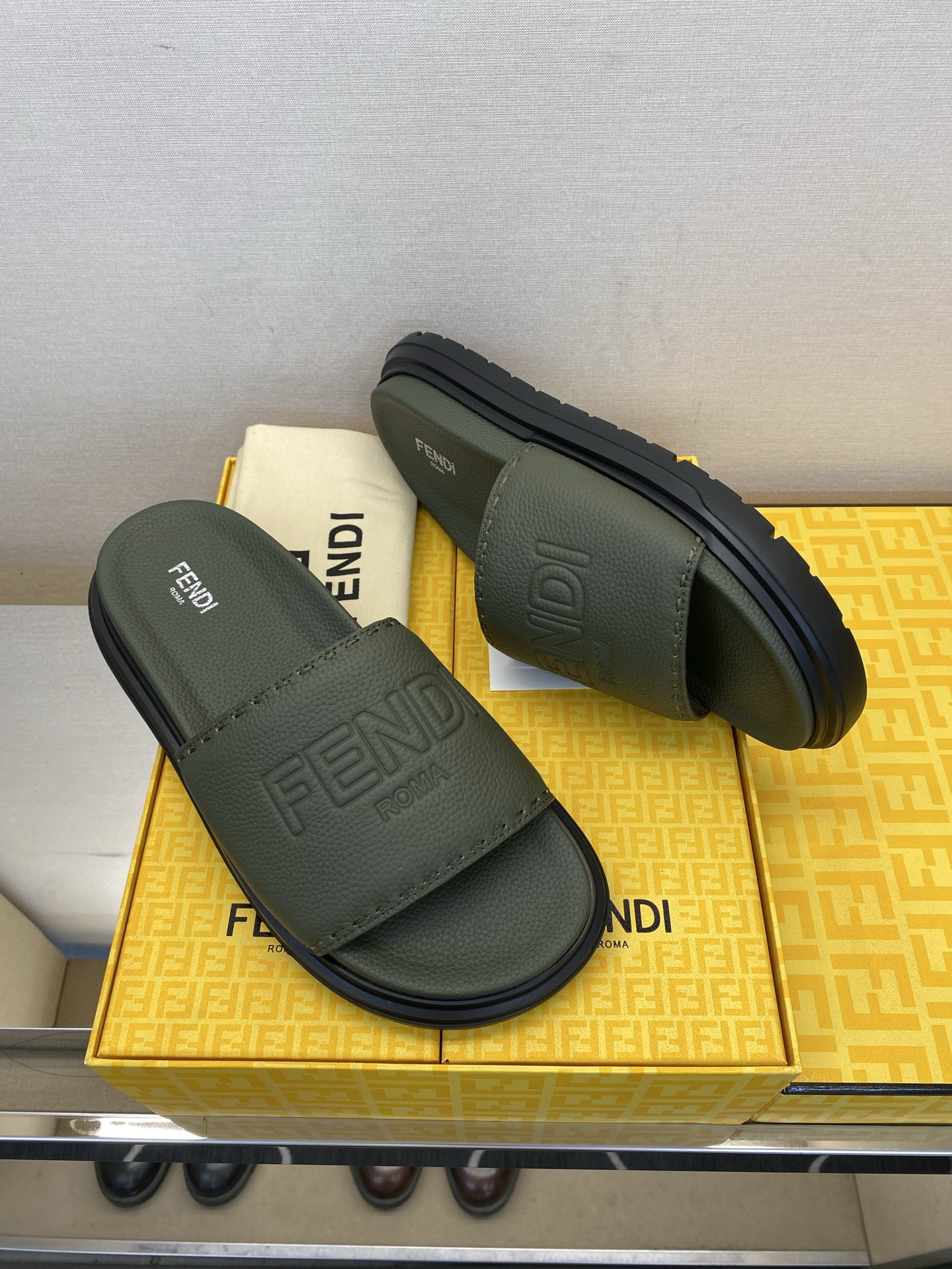 ⚠️F E N D⚠️高品质，顶尖工艺品⚠️男士拖鞋⚠️正码：39－44，38 45 46订制⚠最新夏季