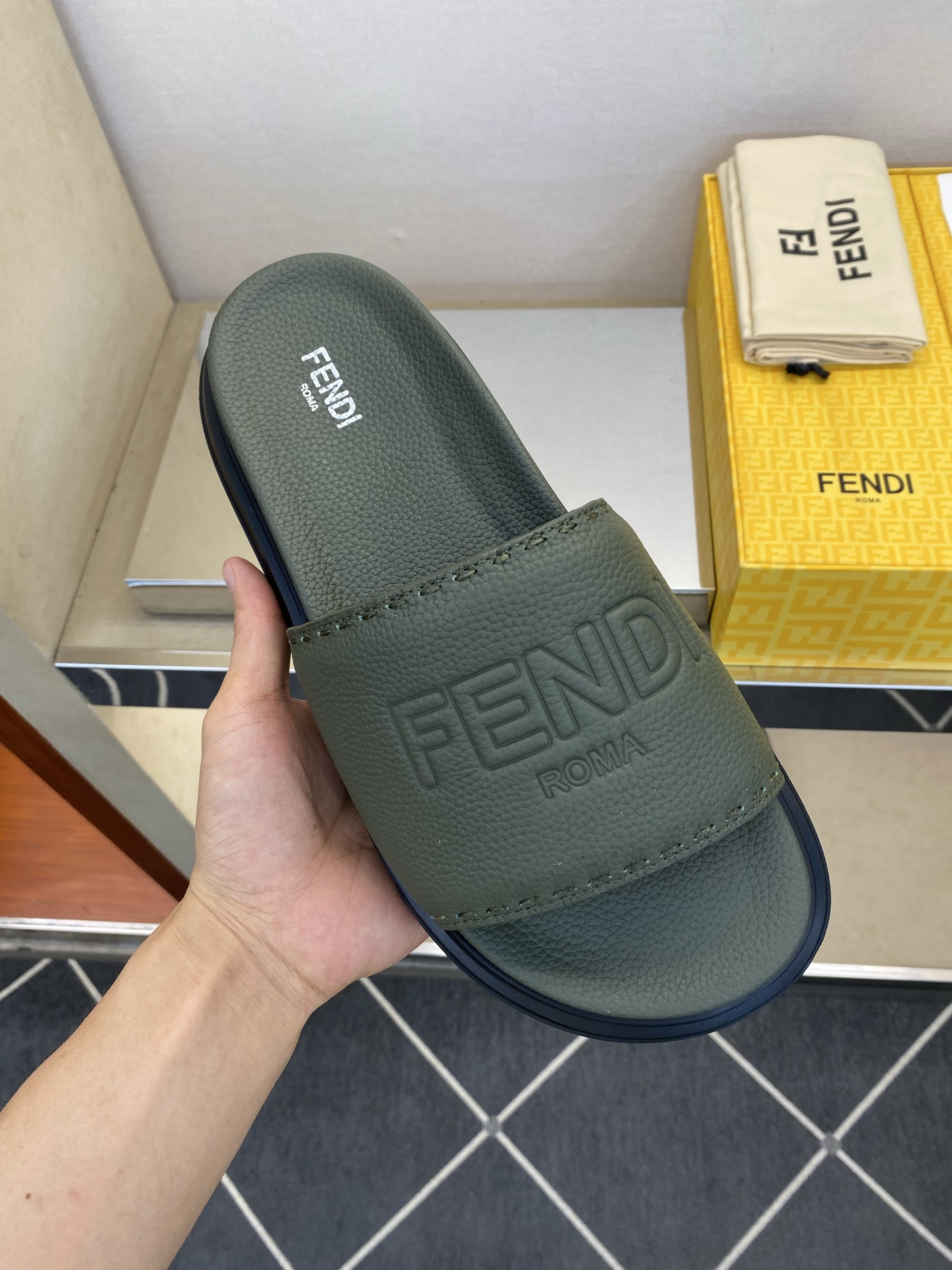 ⚠️F E N D⚠️高品质，顶尖工艺品⚠️男士拖鞋⚠️正码：39－44，38 45 46订制⚠最新夏季