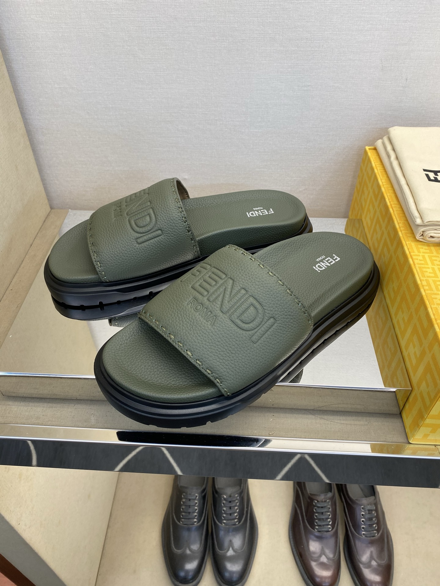 ⚠️F E N D⚠️高品质，顶尖工艺品⚠️男士拖鞋⚠️正码：39－44，38 45 46订制⚠最新夏季