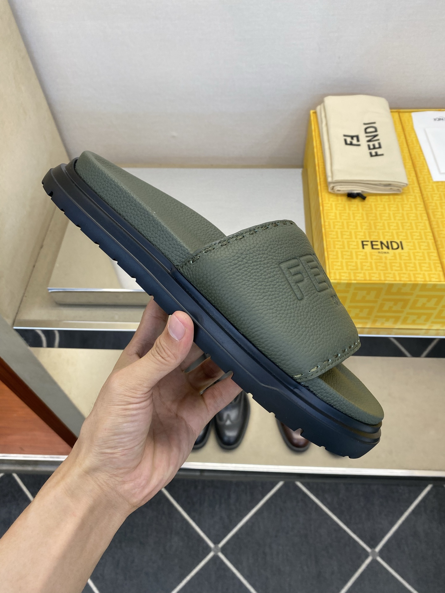 ⚠️F E N D⚠️高品质，顶尖工艺品⚠️男士拖鞋⚠️正码：39－44，38 45 46订制⚠最新夏季