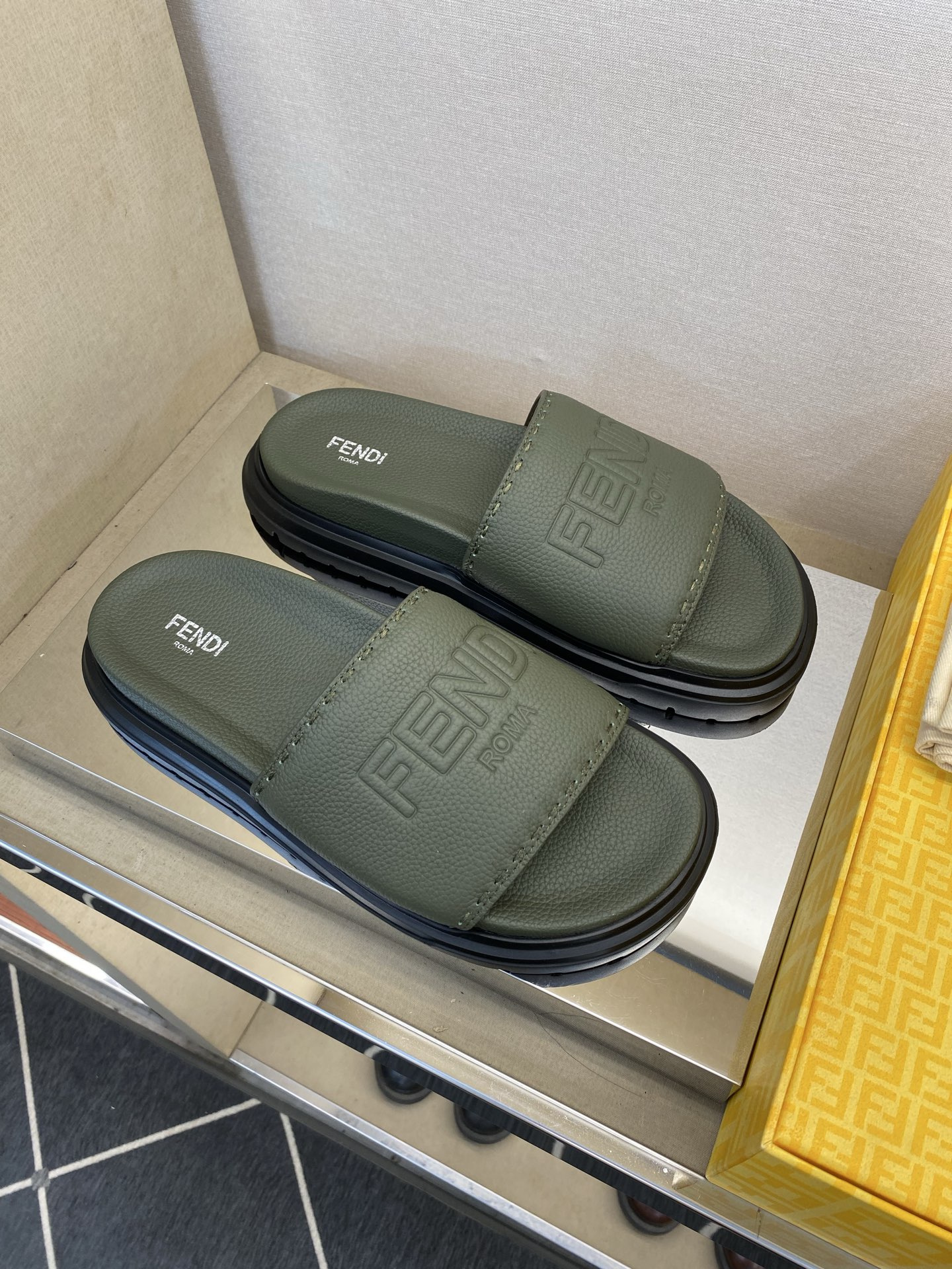 ⚠️F E N D⚠️高品质，顶尖工艺品⚠️男士拖鞋⚠️正码：39－44，38 45 46订制⚠最新夏季