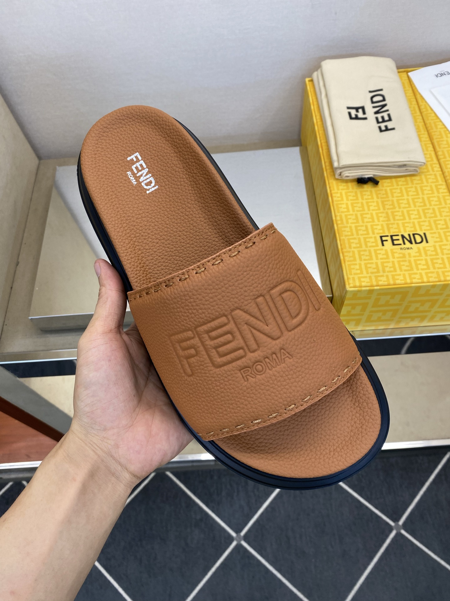 ⚠️F E N D⚠️高品质，顶尖工艺品⚠️男士拖鞋⚠️正码：39－44，38 45 46订制⚠最新夏季