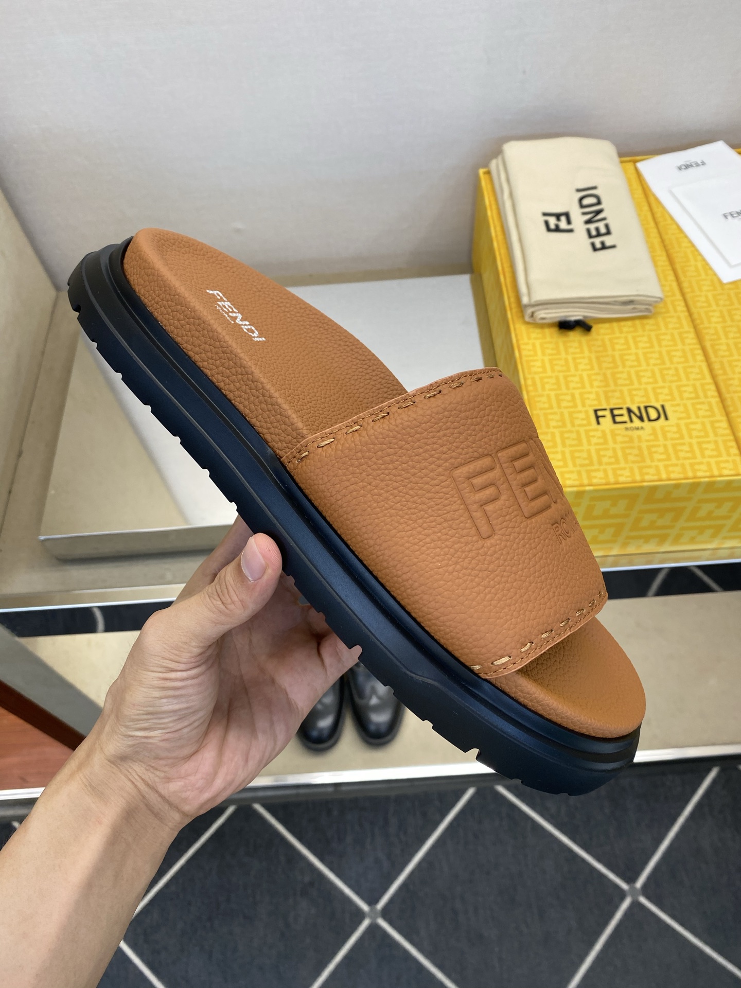 ⚠️F E N D⚠️高品质，顶尖工艺品⚠️男士拖鞋⚠️正码：39－44，38 45 46订制⚠最新夏季