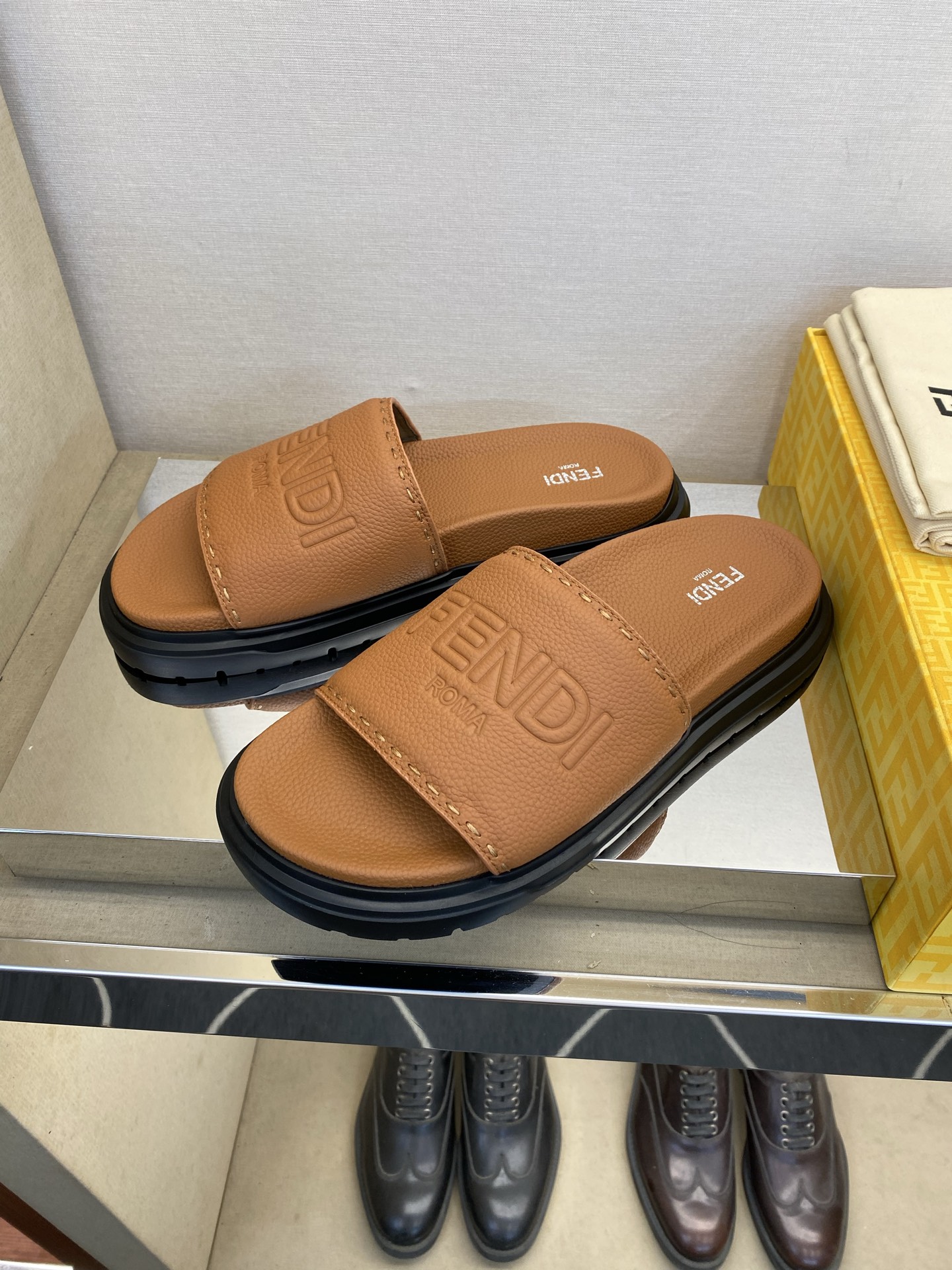 ⚠️F E N D⚠️高品质，顶尖工艺品⚠️男士拖鞋⚠️正码：39－44，38 45 46订制⚠最新夏季