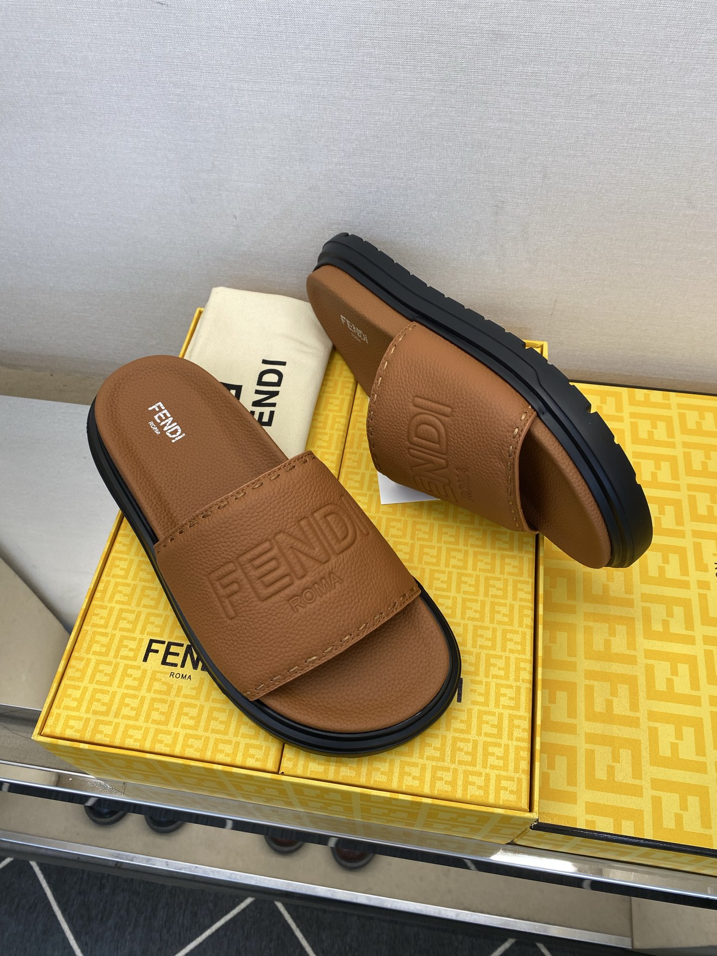 ⚠️F E N D⚠️高品质，顶尖工艺品⚠️男士拖鞋⚠️正码：39－44，38 45 46订制⚠最新夏季