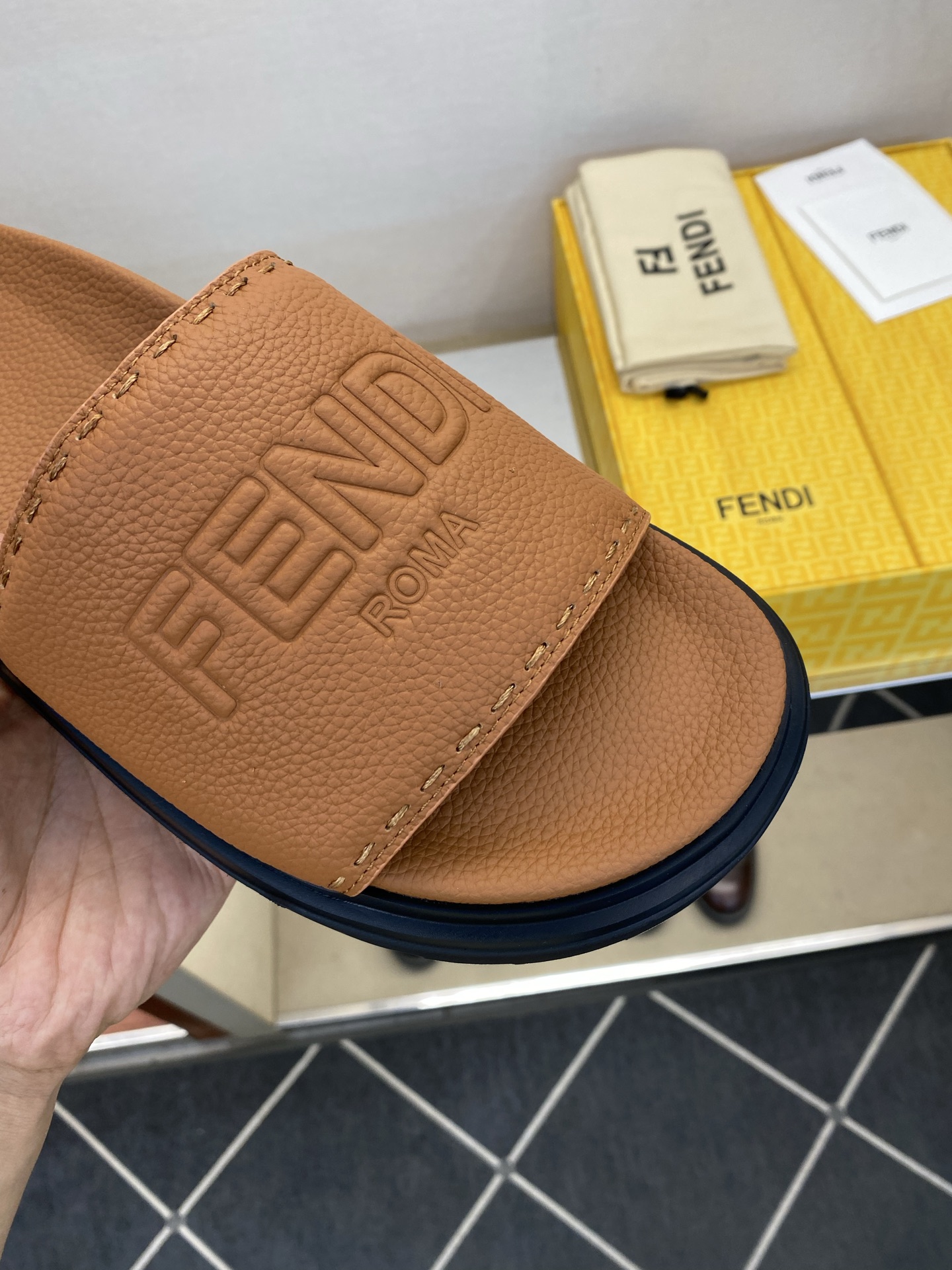 ⚠️F E N D⚠️高品质，顶尖工艺品⚠️男士拖鞋⚠️正码：39－44，38 45 46订制⚠最新夏季