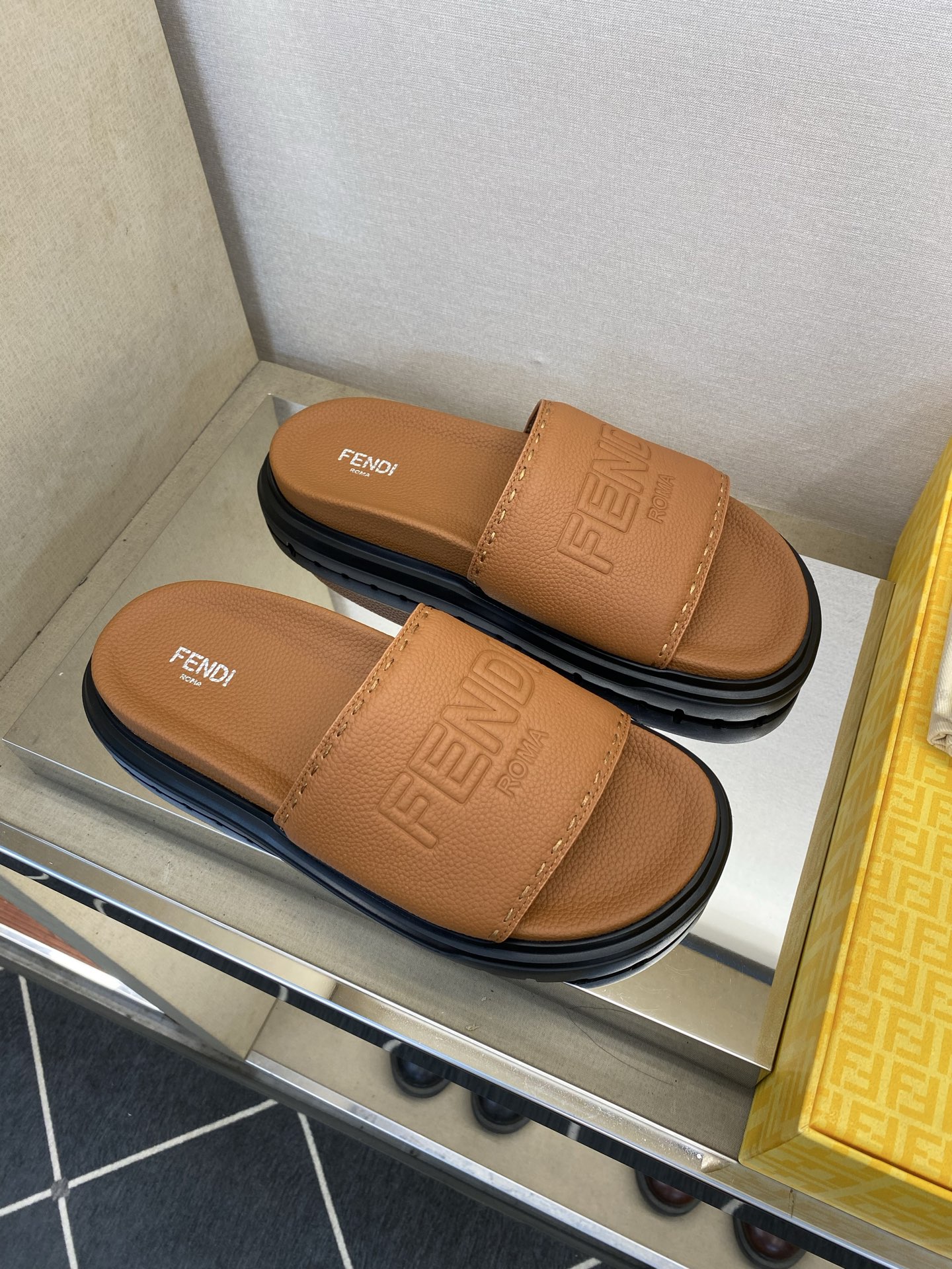 ⚠️F E N D⚠️高品质，顶尖工艺品⚠️男士拖鞋⚠️正码：39－44，38 45 46订制⚠最新夏季