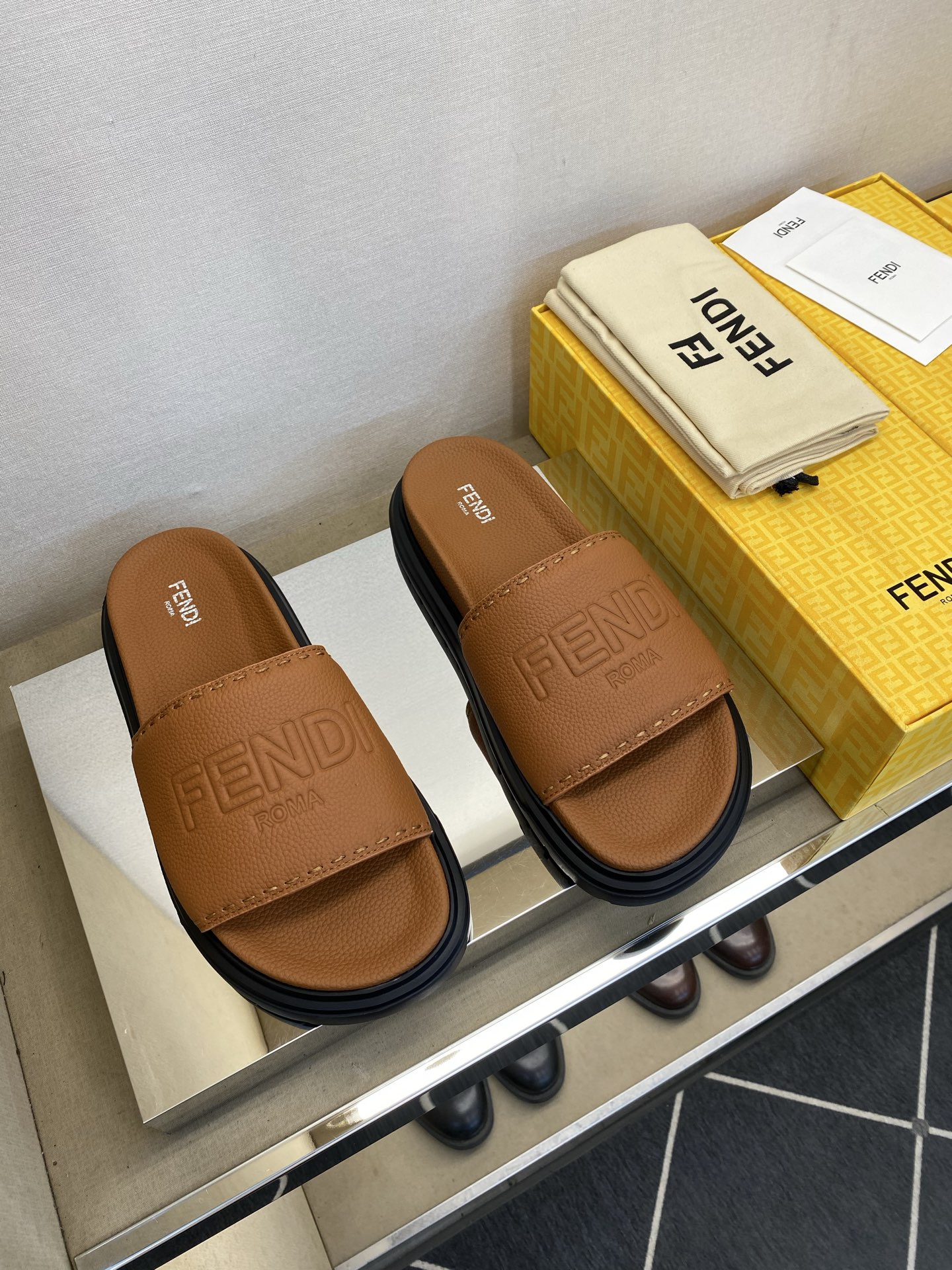 ⚠️F E N D⚠️高品质，顶尖工艺品⚠️男士拖鞋⚠️正码：39－44，38 45 46订制⚠最新夏季