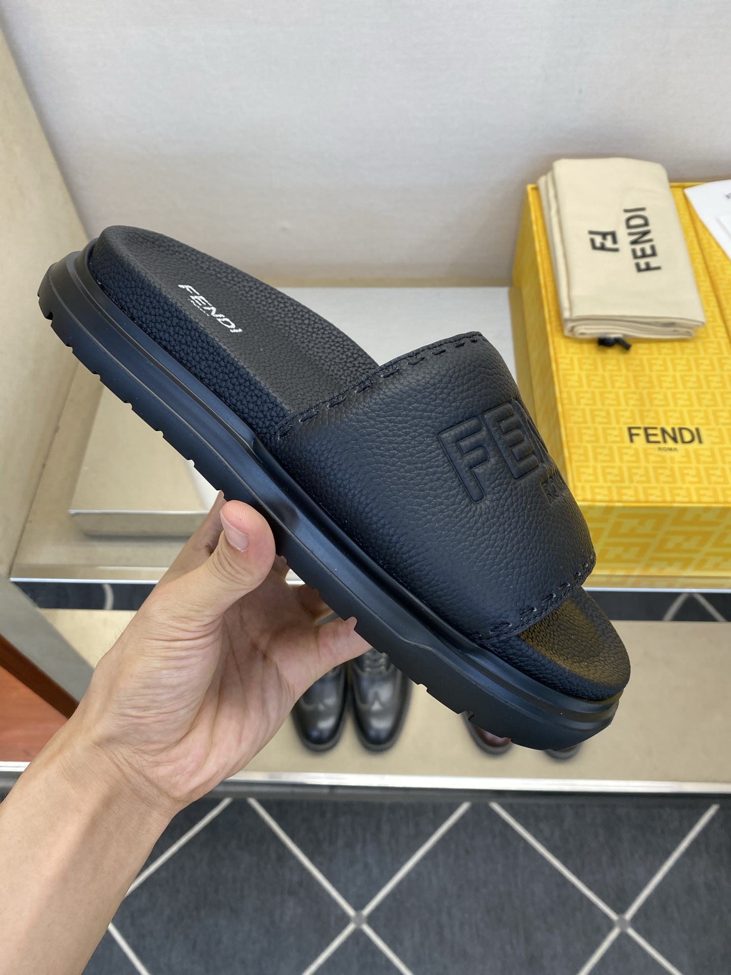 ⚠️F E N D⚠️高品质，顶尖工艺品⚠️男士拖鞋⚠️正码：39－44，38 45 46订制⚠最新夏季