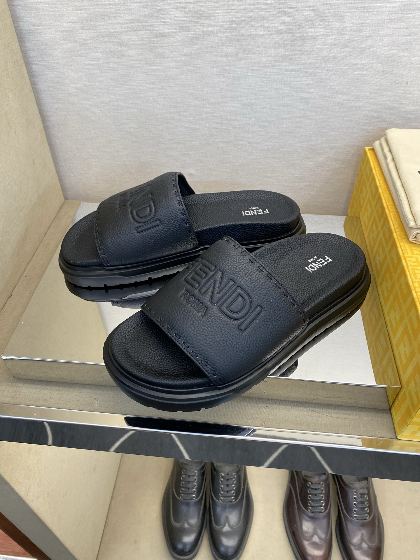 ⚠️F E N D⚠️高品质，顶尖工艺品⚠️男士拖鞋⚠️正码：39－44，38 45 46订制⚠最新夏季