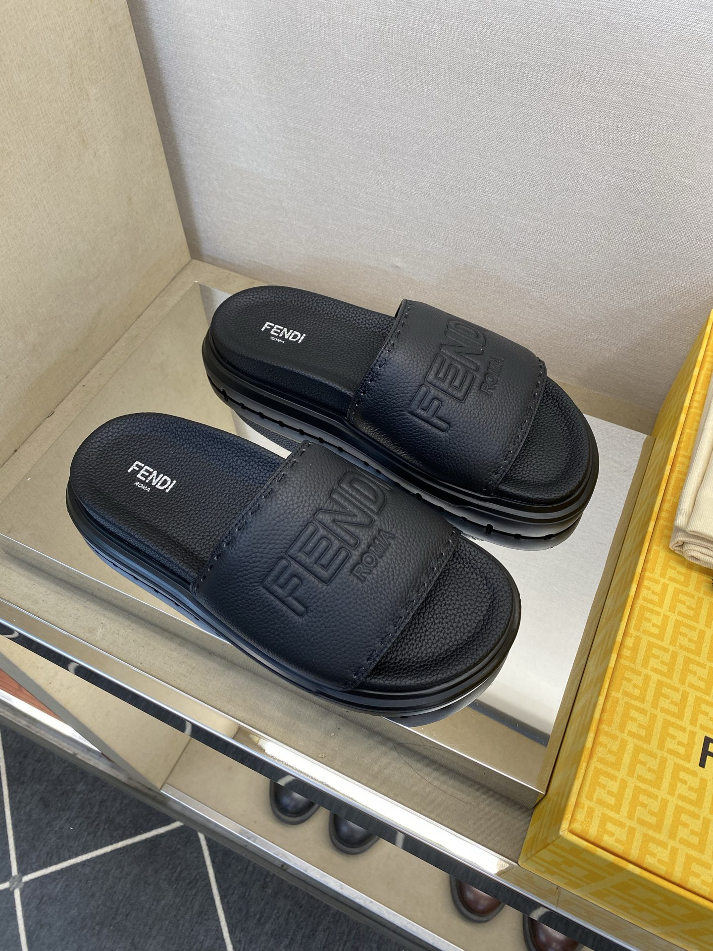 ⚠️F E N D⚠️高品质，顶尖工艺品⚠️男士拖鞋⚠️正码：39－44，38 45 46订制⚠最新夏季