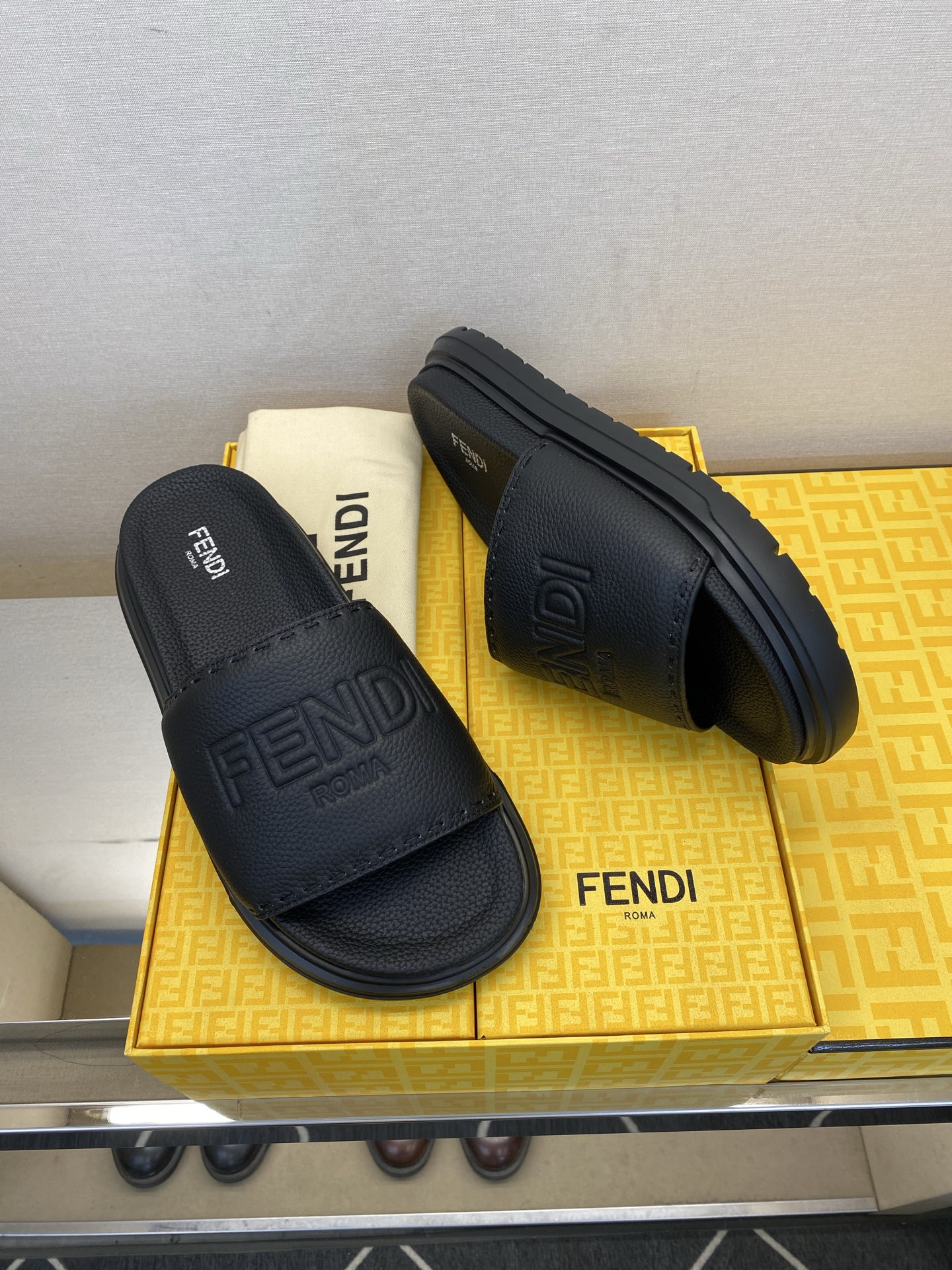 ⚠️F E N D⚠️高品质，顶尖工艺品⚠️男士拖鞋⚠️正码：39－44，38 45 46订制⚠最新夏季