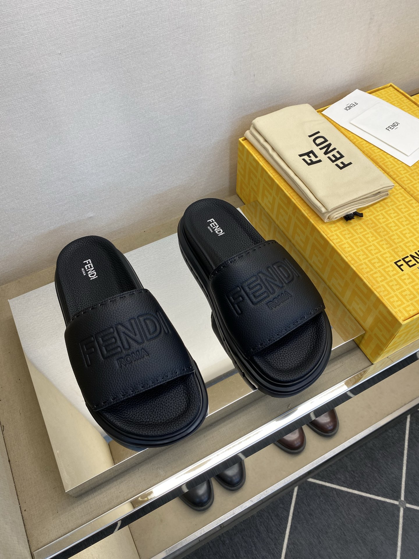 ⚠️F E N D⚠️高品质，顶尖工艺品⚠️男士拖鞋⚠️正码：39－44，38 45 46订制⚠最新夏季