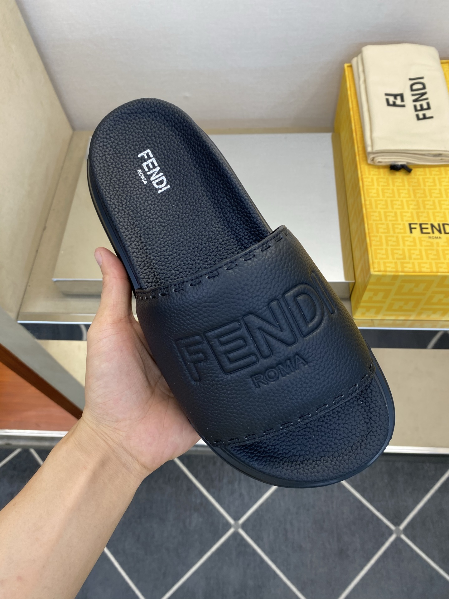 ⚠️F E N D⚠️高品质，顶尖工艺品⚠️男士拖鞋⚠️正码：39－44，38 45 46订制⚠最新夏季