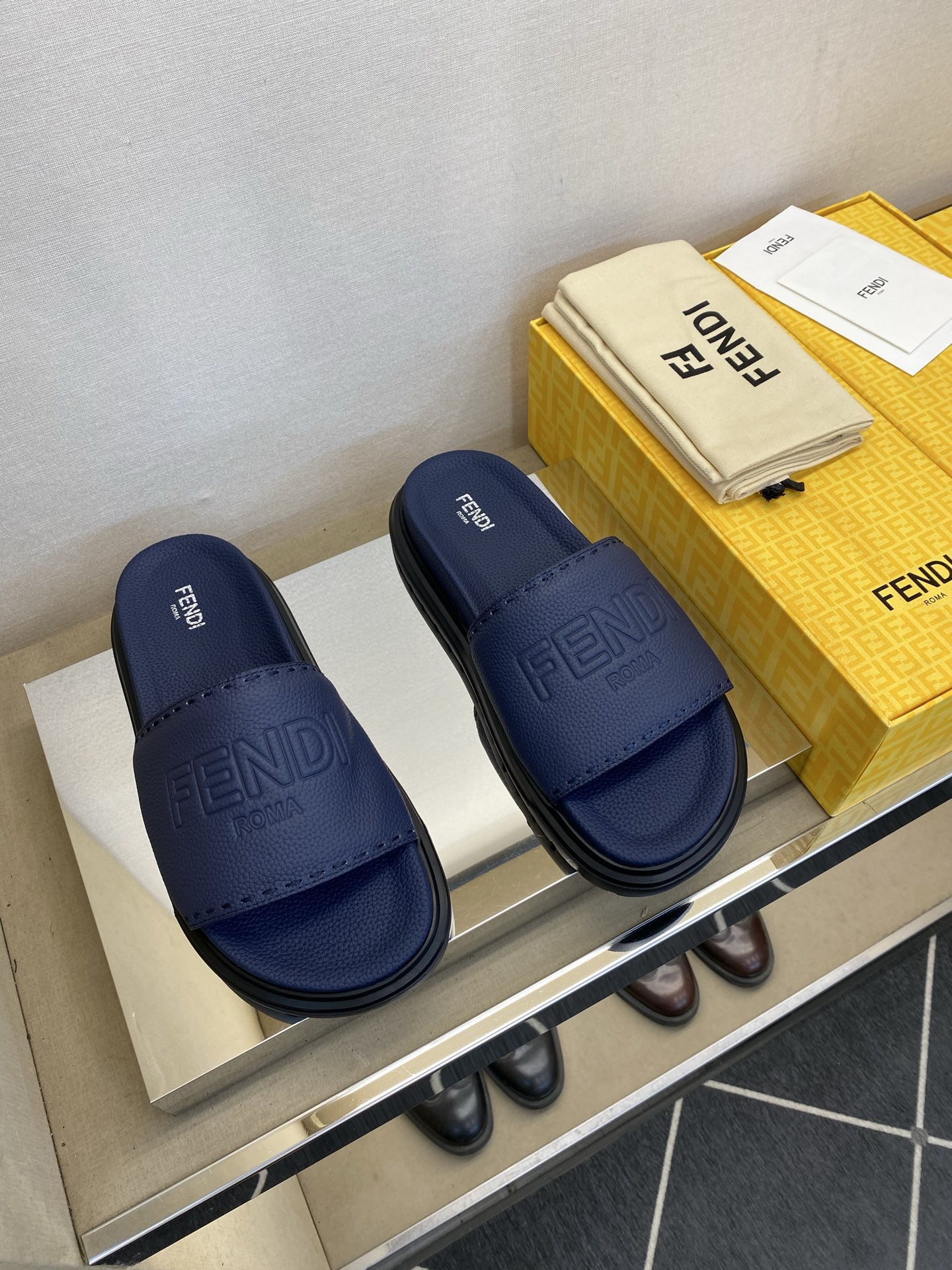 ⚠️F E N D⚠️高品质，顶尖工艺品⚠️男士拖鞋⚠️正码：39－44，38 45 46订制⚠最新夏季