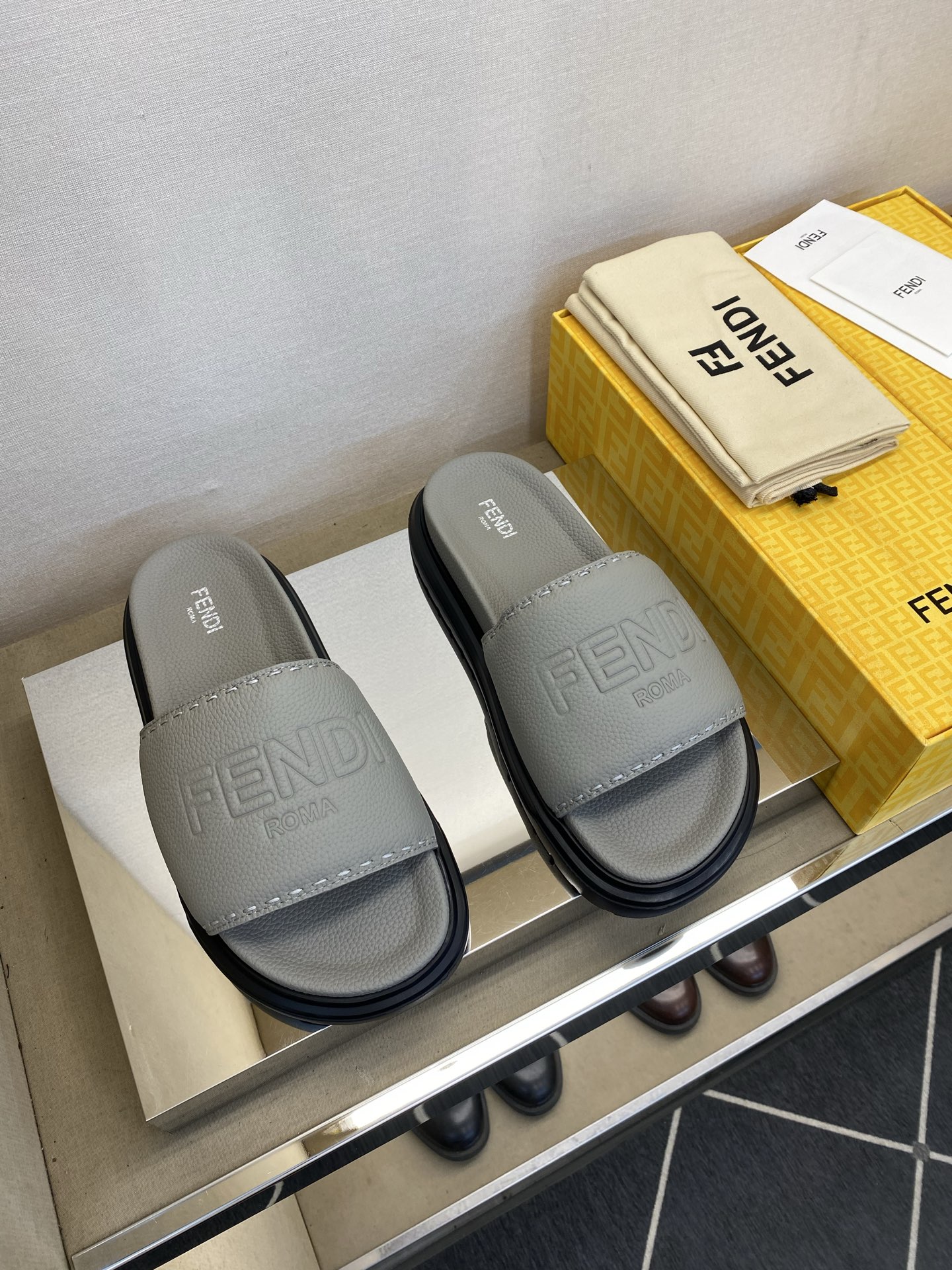 ⚠️F E N D⚠️高品质，顶尖工艺品⚠️男士拖鞋⚠️正码：39－44，38 45 46订制⚠最新夏季