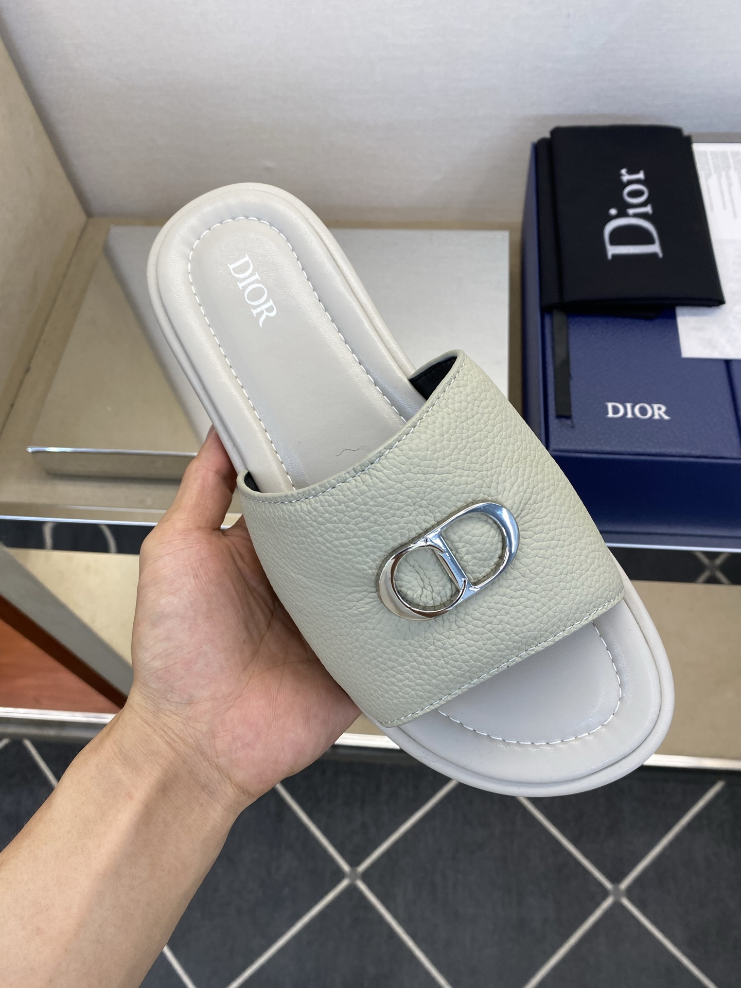 ⚠️Dior ⚠️顶尖工艺品⚠️男士拖鞋⚠️正码：39－44，38 45 46订制⚠最新夏季新款男士皮底