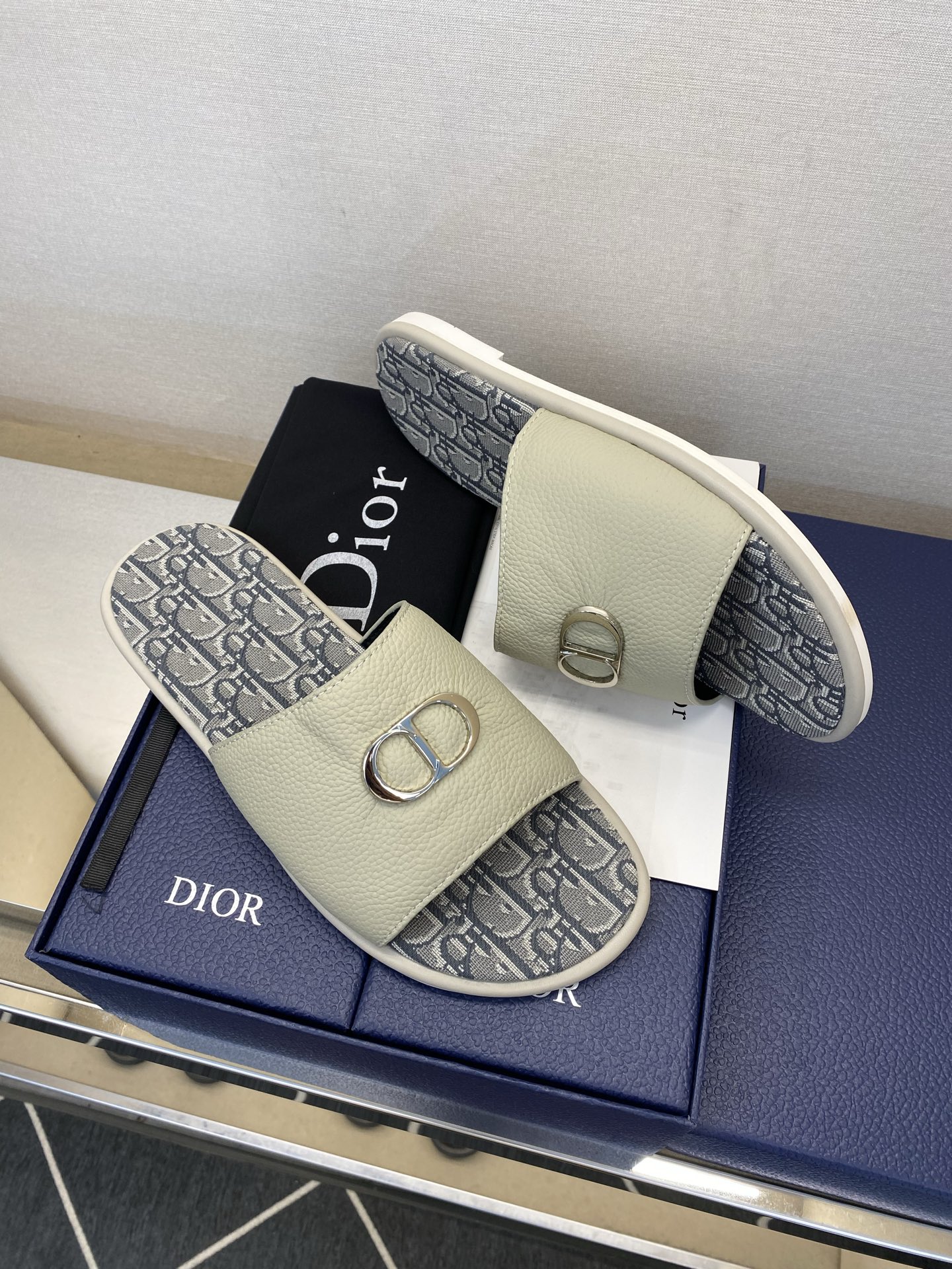 ⚠️Dior ⚠️顶尖工艺品⚠️男士拖鞋⚠️正码：39－44，38 45 46订制⚠最新夏季新款男士皮底