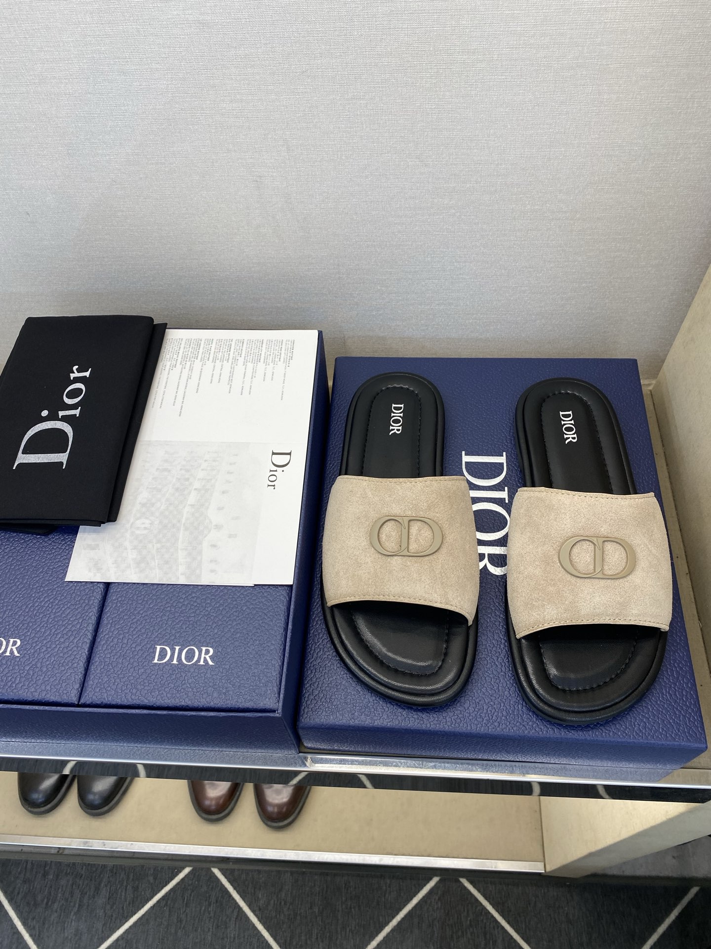 NO:889114,【D i o ＊】Top handicraft men's slippers, regular size 39-44, 38 45 46 customized, the latest summer style men's leather-soled slippers!  goods! 夏季专属经典时尚搭配！ 独特魅力品牌CD饰扣设计！  Top craftsmanship [strong]!  Original calfskin top (super texture and feel), calfskin lining, full calfskin padding on the midsole, super texture!  Rubber anti-slip bottom!  !  Super comfortable!  ,,slippers,cowhide19860909【D i o ＊】 顶尖工艺品 男士拖鞋 正码39－44,38 45 46订制 最新夏季新款男士皮底拖鞋！货！夏季专属经典时尚搭配！独特魅力品牌CD饰扣设计！顶级手工艺[强]！面原版小牛皮(超强质感、手感),里小牛皮,中底全小牛皮包垫,质感超强！橡胶防滑底！！超强舒适感！,,slippers,cowhide,Men's shoes