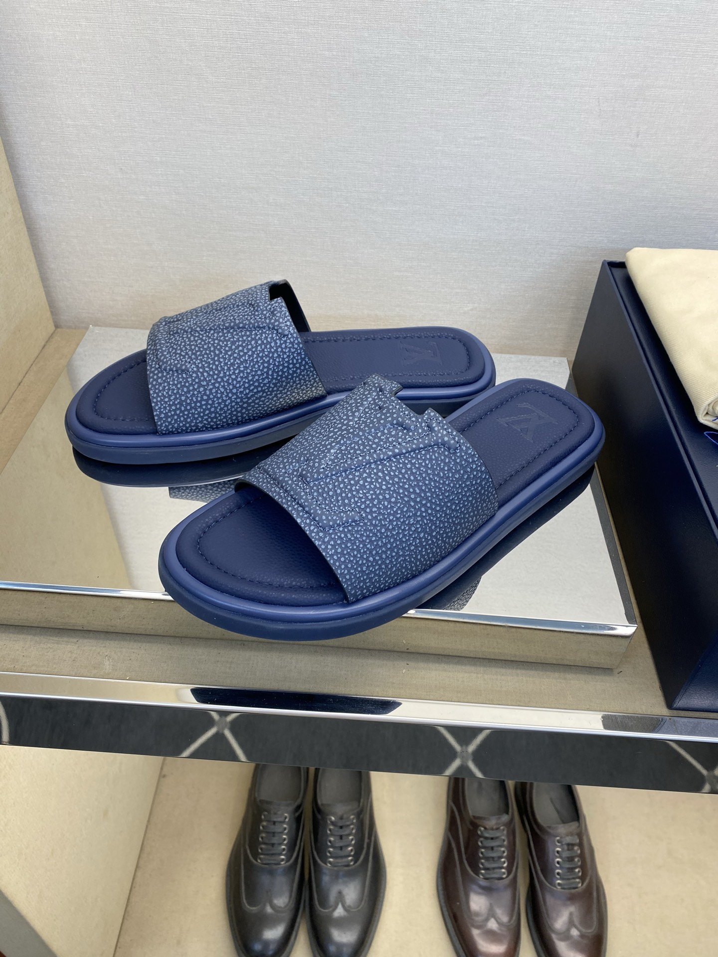 ⚠️L V⚠️高品质，顶尖工艺品⚠️男士拖鞋⚠️正码：39 －44，38，45，46定做 ⚠最新经典L压