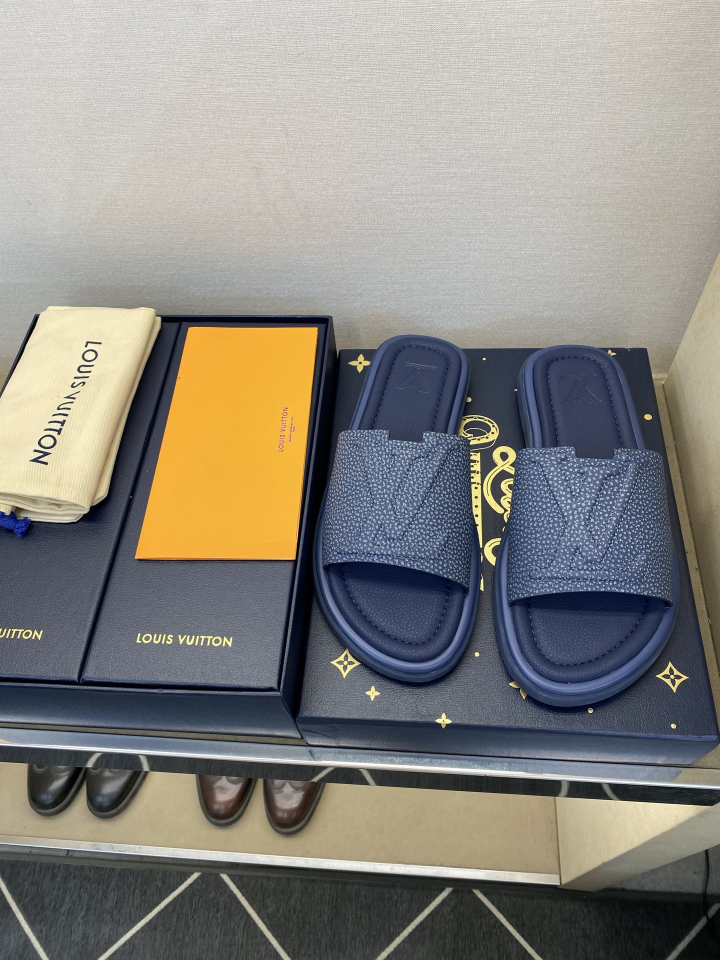 ⚠️L V⚠️高品质，顶尖工艺品⚠️男士拖鞋⚠️正码：39 －44，38，45，46定做 ⚠最新经典L压