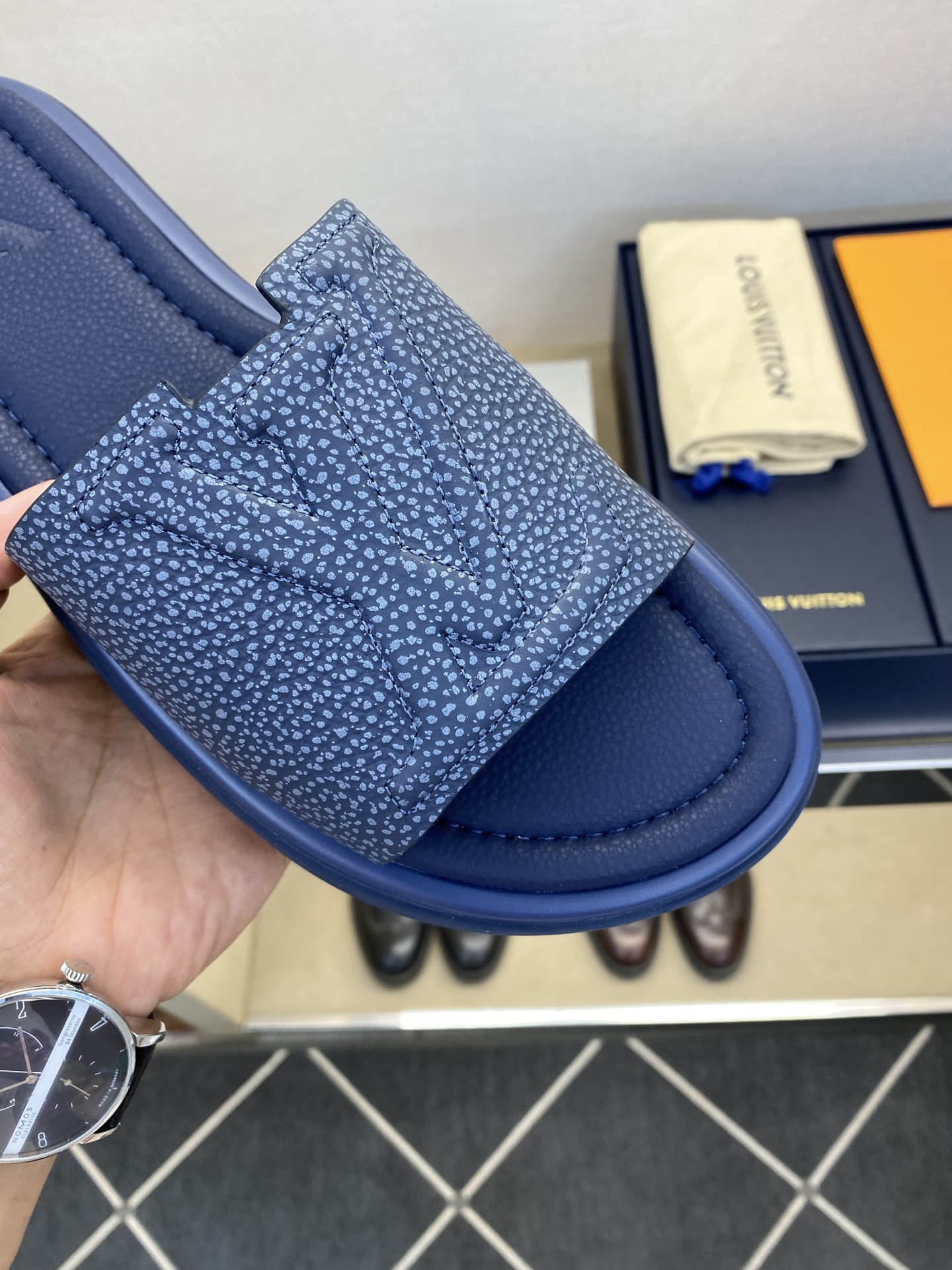 ⚠️L V⚠️高品质，顶尖工艺品⚠️男士拖鞋⚠️正码：39 －44，38，45，46定做 ⚠最新经典L压
