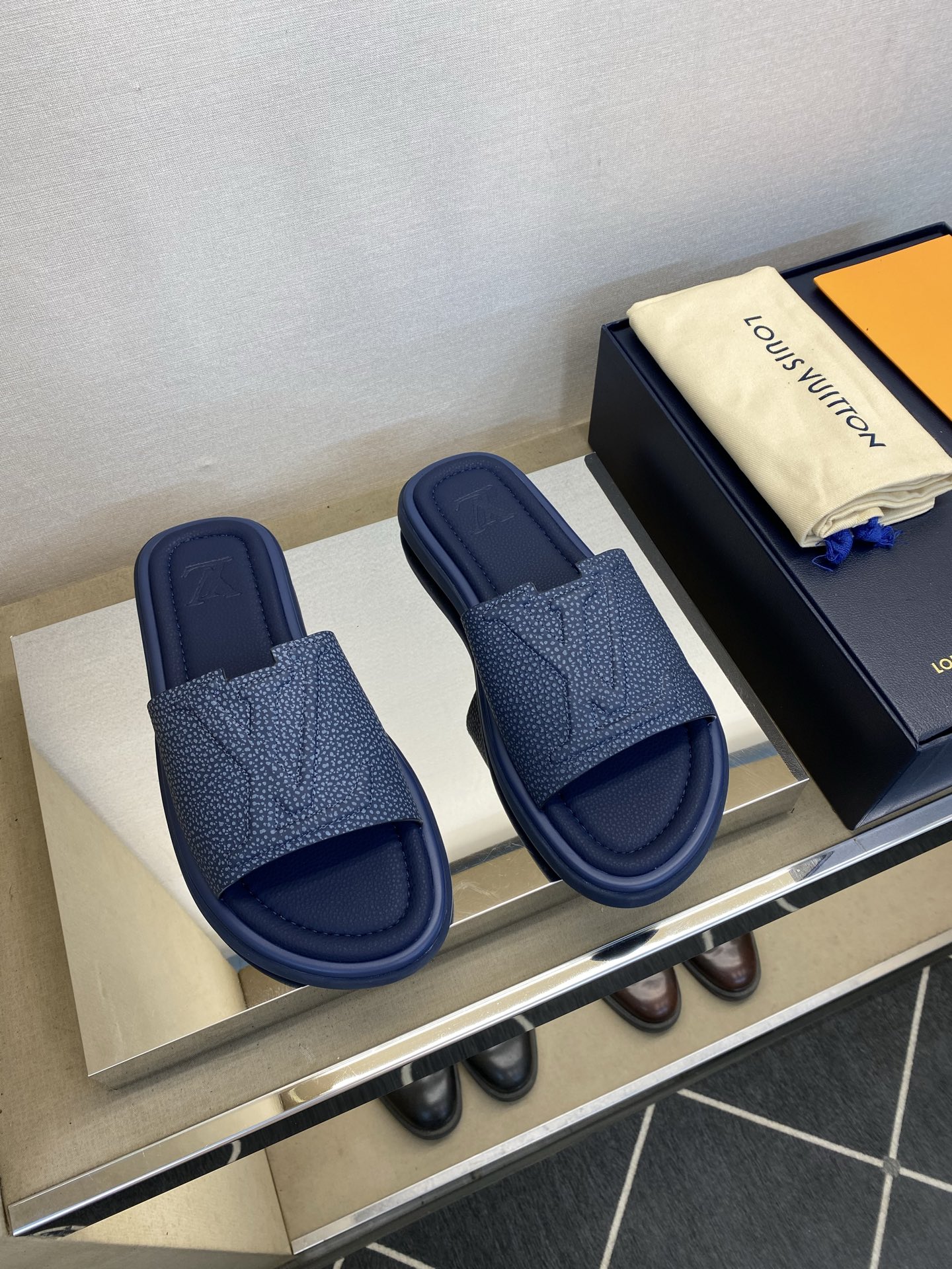⚠️L V⚠️高品质，顶尖工艺品⚠️男士拖鞋⚠️正码：39 －44，38，45，46定做 ⚠最新经典L压