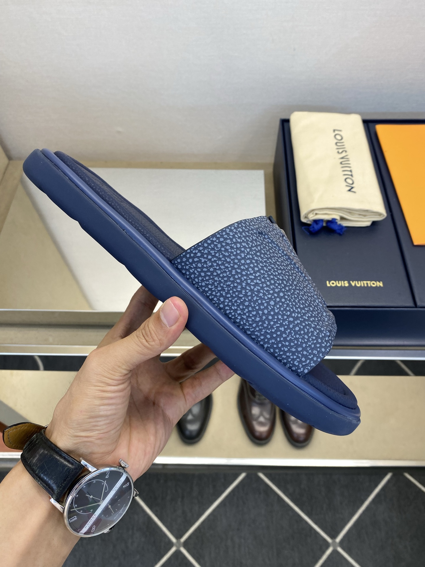 ⚠️L V⚠️高品质，顶尖工艺品⚠️男士拖鞋⚠️正码：39 －44，38，45，46定做 ⚠最新经典L压