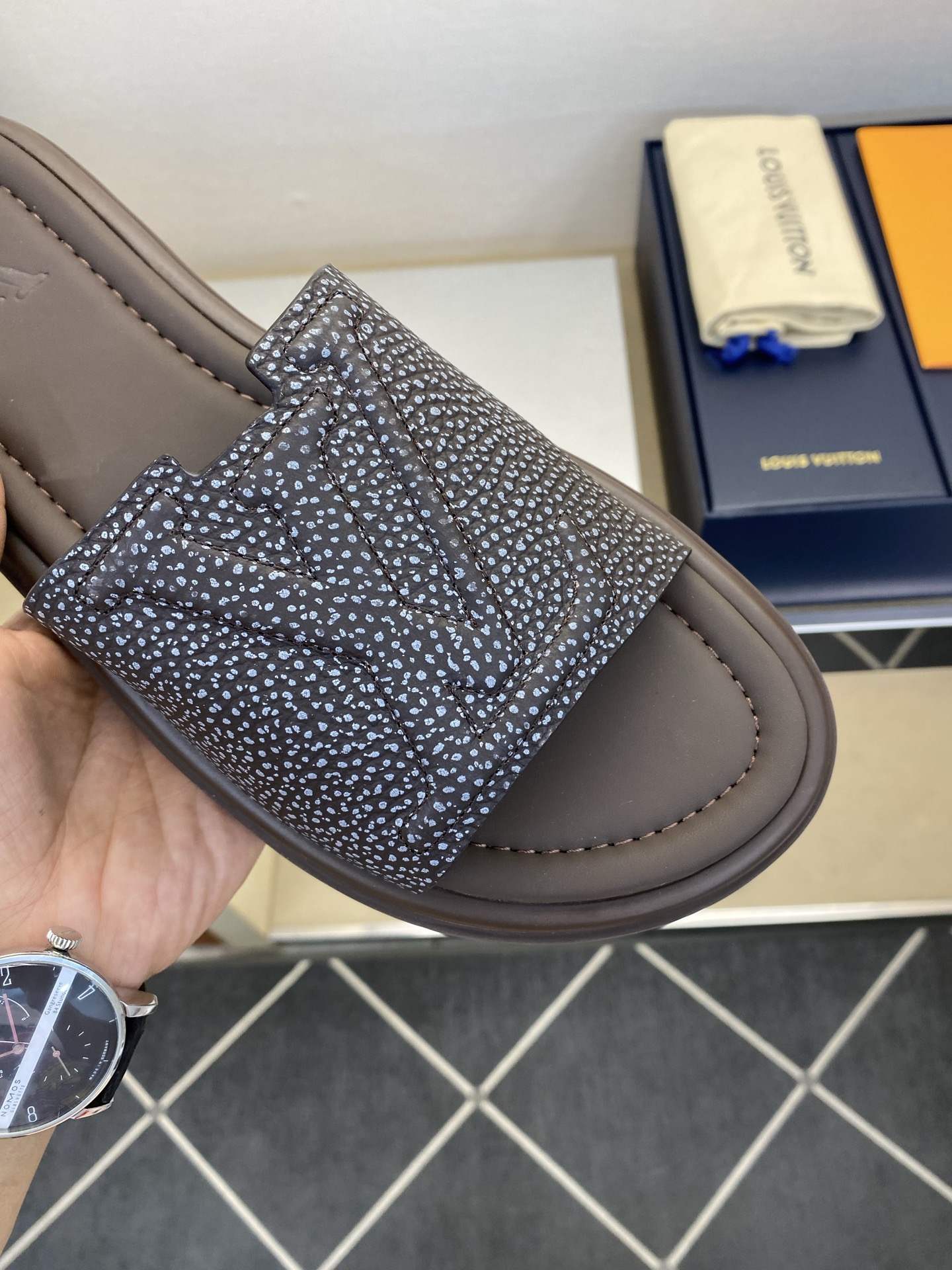 ⚠️L V⚠️高品质，顶尖工艺品⚠️男士拖鞋⚠️正码：39 －44，38，45，46定做 ⚠最新经典L压
