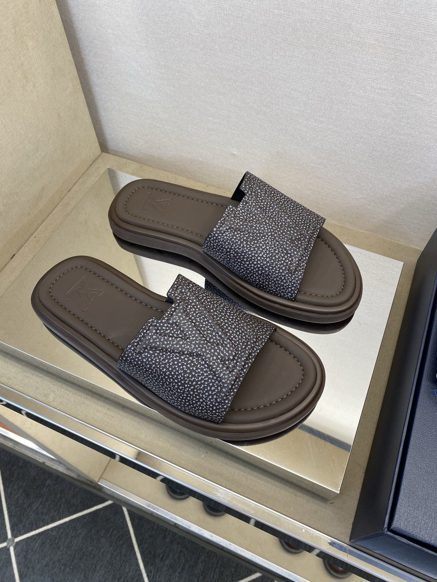 ⚠️L V⚠️高品质，顶尖工艺品⚠️男士拖鞋⚠️正码：39 －44，38，45，46定做 ⚠最新经典L压