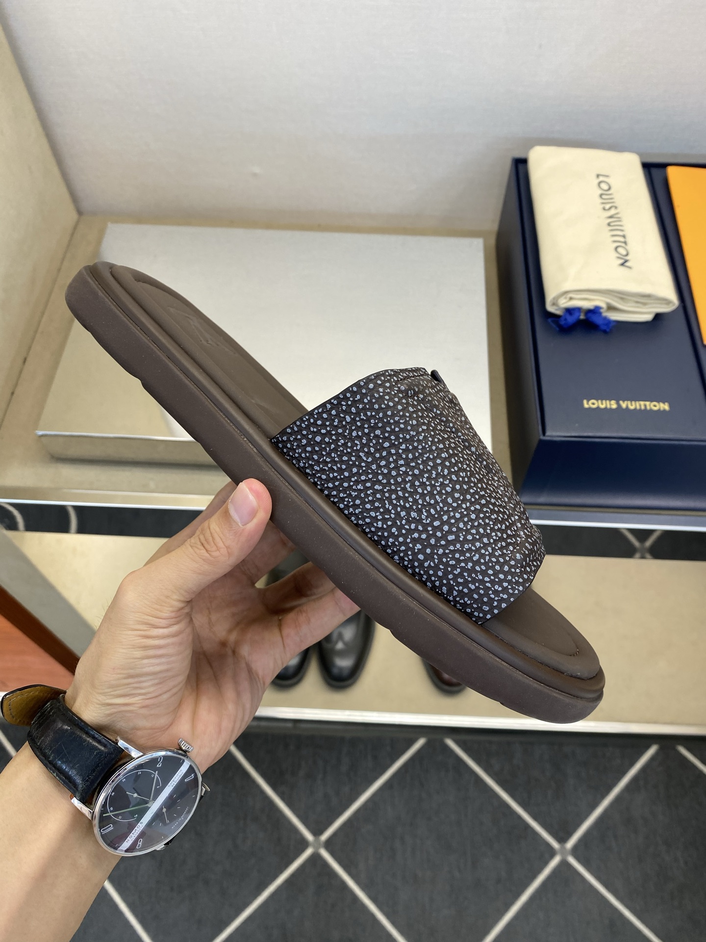 ⚠️L V⚠️高品质，顶尖工艺品⚠️男士拖鞋⚠️正码：39 －44，38，45，46定做 ⚠最新经典L压