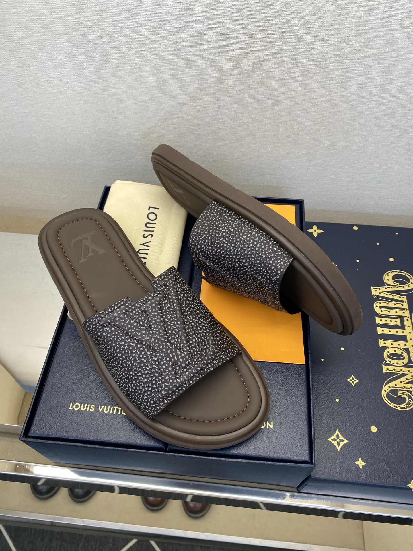 ⚠️L V⚠️高品质，顶尖工艺品⚠️男士拖鞋⚠️正码：39 －44，38，45，46定做 ⚠最新经典L压