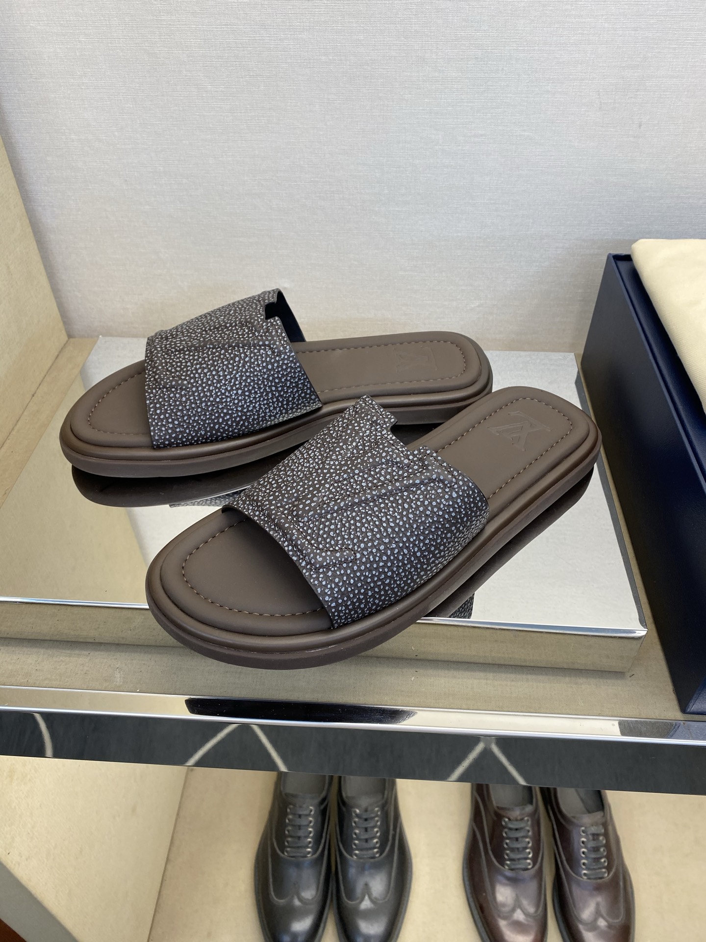 ⚠️L V⚠️高品质，顶尖工艺品⚠️男士拖鞋⚠️正码：39 －44，38，45，46定做 ⚠最新经典L压