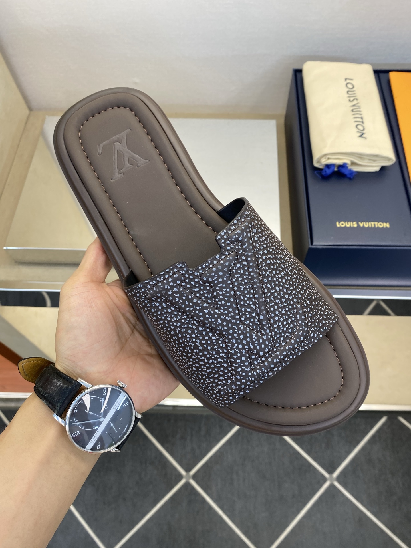 ⚠️L V⚠️高品质，顶尖工艺品⚠️男士拖鞋⚠️正码：39 －44，38，45，46定做 ⚠最新经典L压