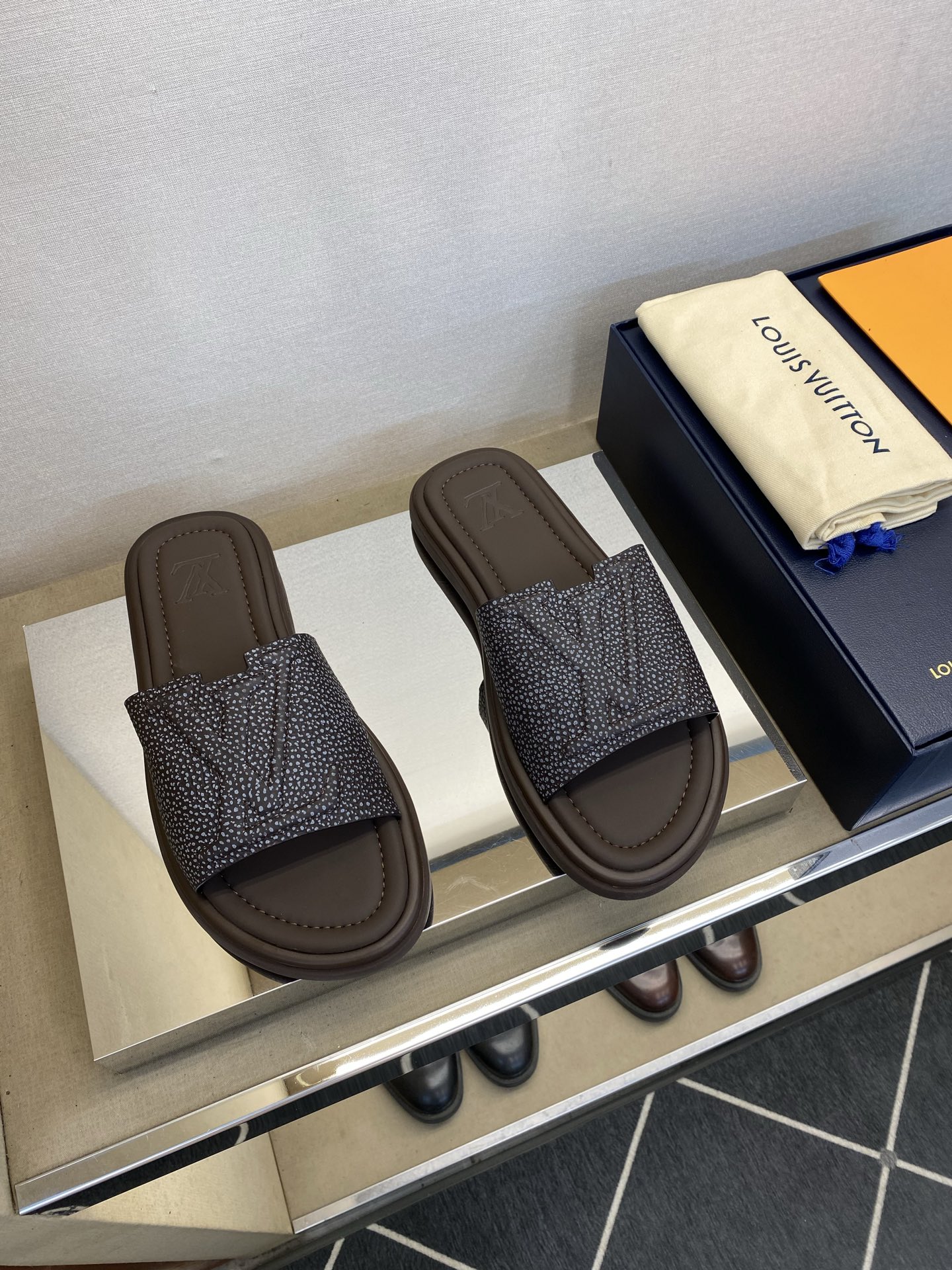 ⚠️L V⚠️高品质，顶尖工艺品⚠️男士拖鞋⚠️正码：39 －44，38，45，46定做 ⚠最新经典L压