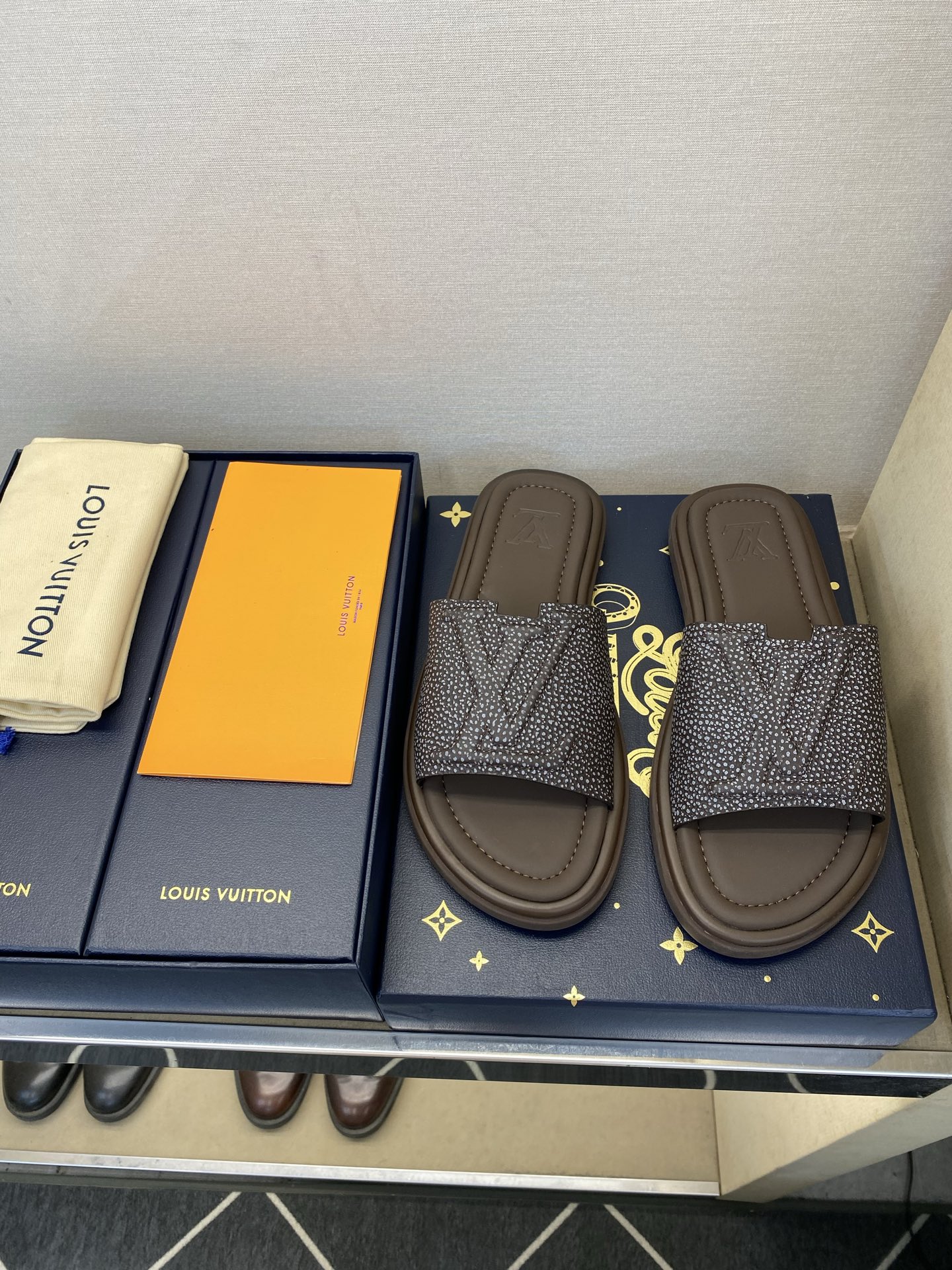 ⚠️L V⚠️高品质，顶尖工艺品⚠️男士拖鞋⚠️正码：39 －44，38，45，46定做 ⚠最新经典L压