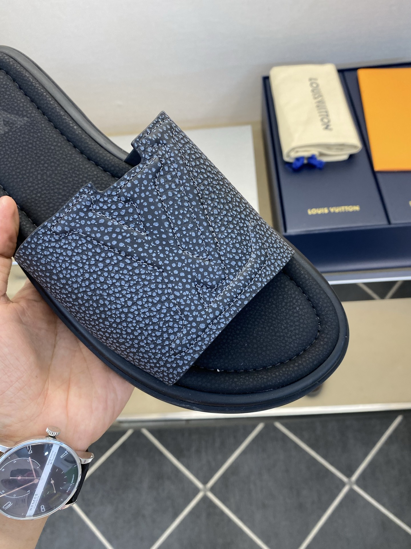 ⚠️L V⚠️高品质，顶尖工艺品⚠️男士拖鞋⚠️正码：39 －44，38，45，46定做 ⚠最新经典L压