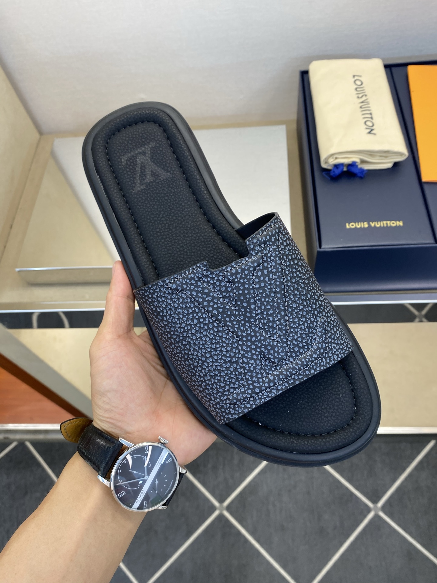 ⚠️L V⚠️高品质，顶尖工艺品⚠️男士拖鞋⚠️正码：39 －44，38，45，46定做 ⚠最新经典L压