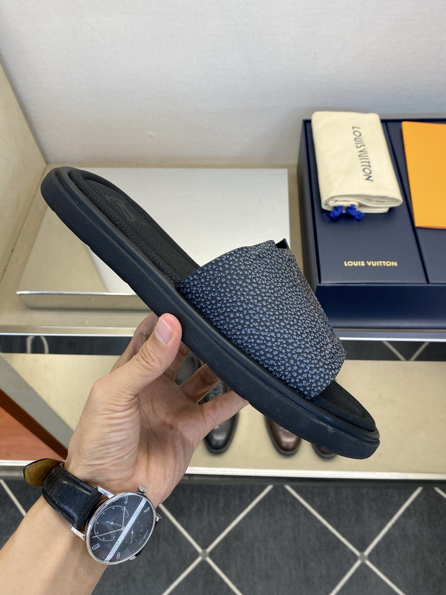 ⚠️L V⚠️高品质，顶尖工艺品⚠️男士拖鞋⚠️正码：39 －44，38，45，46定做 ⚠最新经典L压