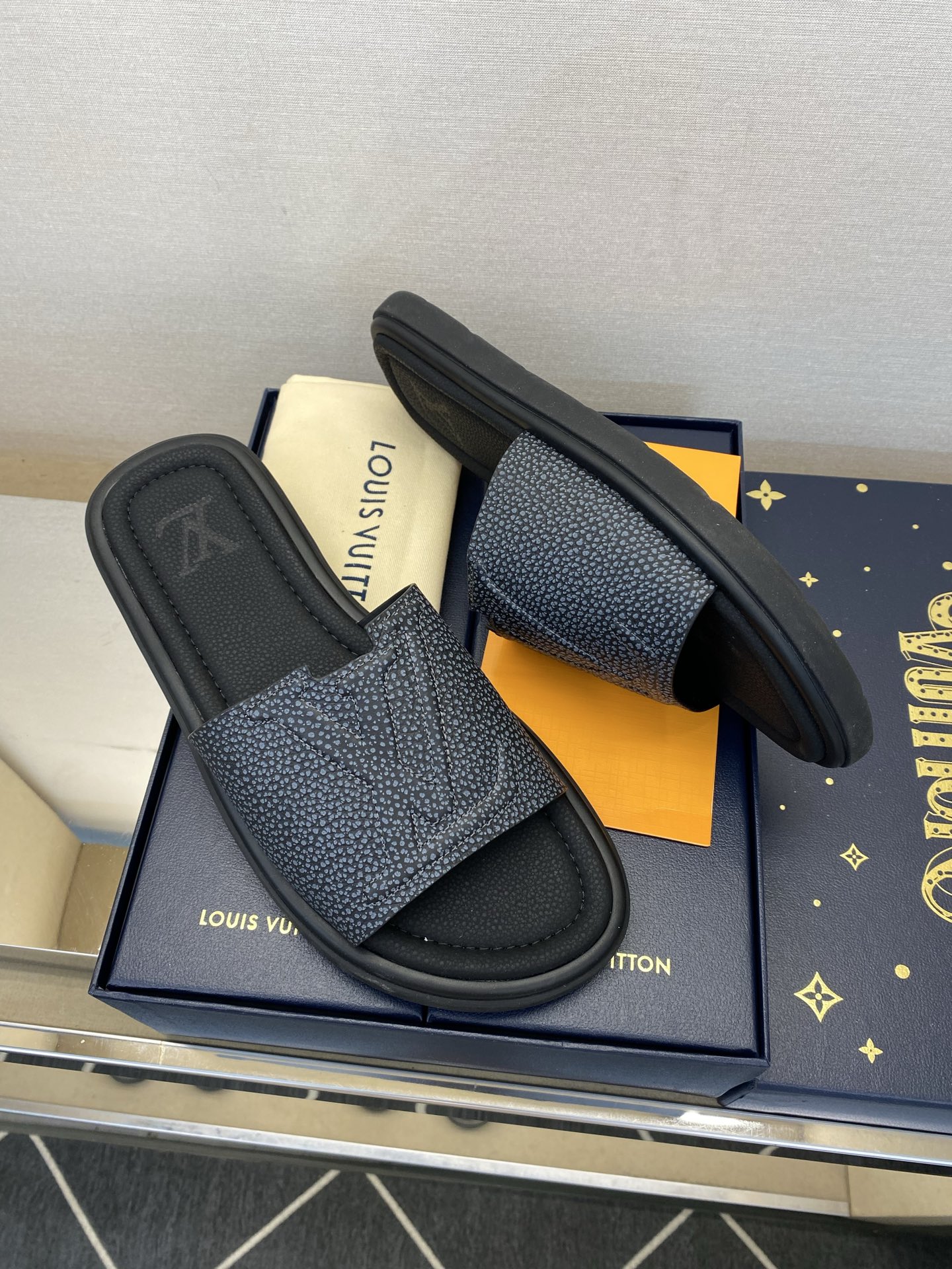 ⚠️L V⚠️高品质，顶尖工艺品⚠️男士拖鞋⚠️正码：39 －44，38，45，46定做 ⚠最新经典L压