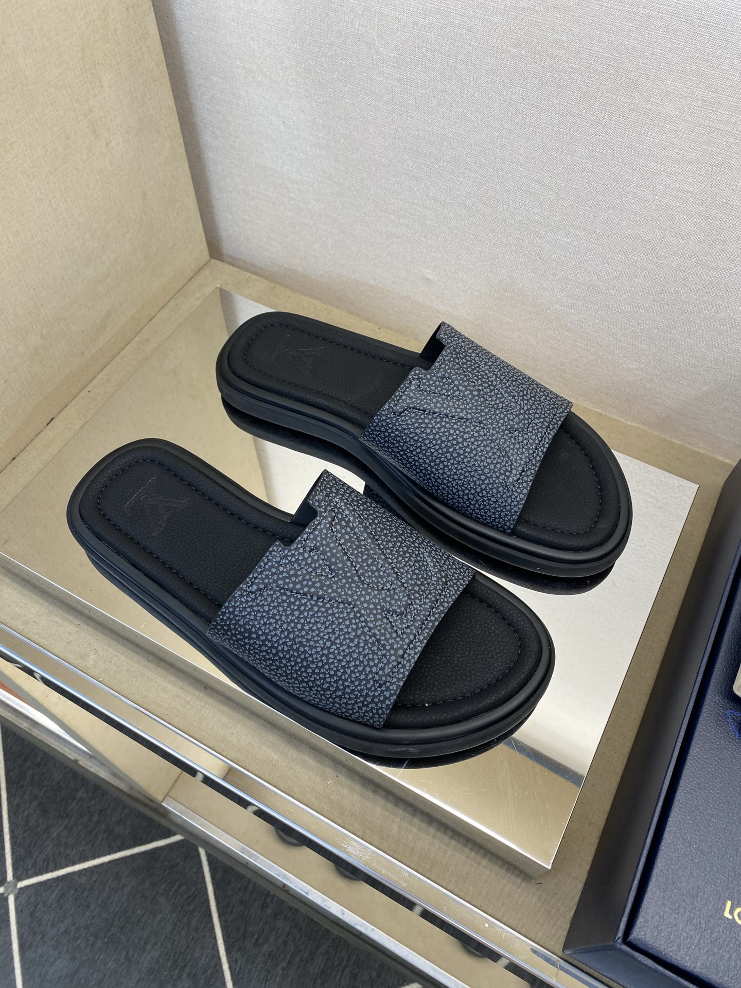 ⚠️L V⚠️高品质，顶尖工艺品⚠️男士拖鞋⚠️正码：39 －44，38，45，46定做 ⚠最新经典L压
