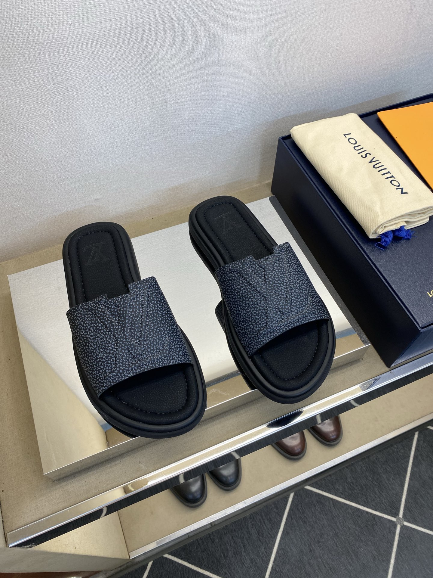 ⚠️L V⚠️高品质，顶尖工艺品⚠️男士拖鞋⚠️正码：39 －44，38，45，46定做 ⚠最新经典L压