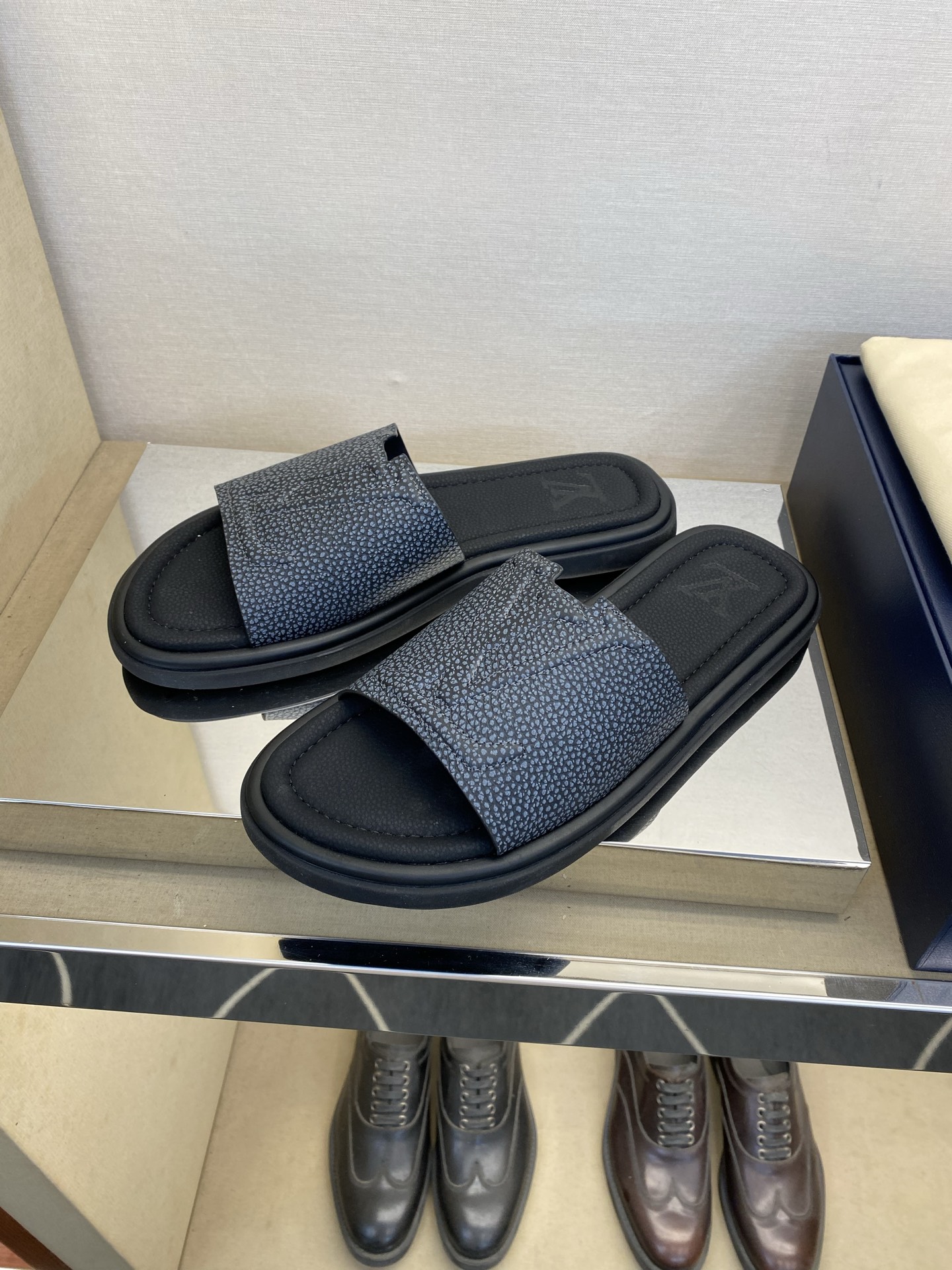 ⚠️L V⚠️高品质，顶尖工艺品⚠️男士拖鞋⚠️正码：39 －44，38，45，46定做 ⚠最新经典L压