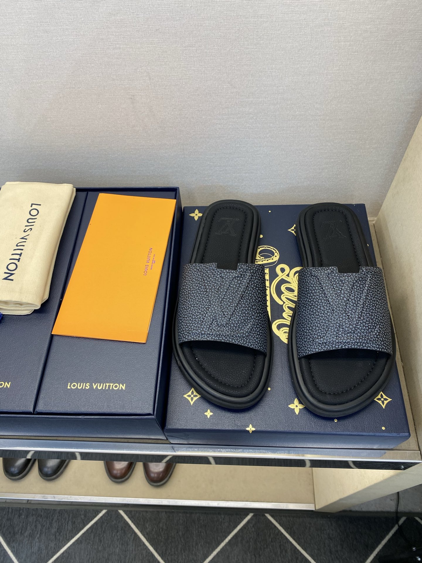 ⚠️L V⚠️高品质，顶尖工艺品⚠️男士拖鞋⚠️正码：39 －44，38，45，46定做 ⚠最新经典L压