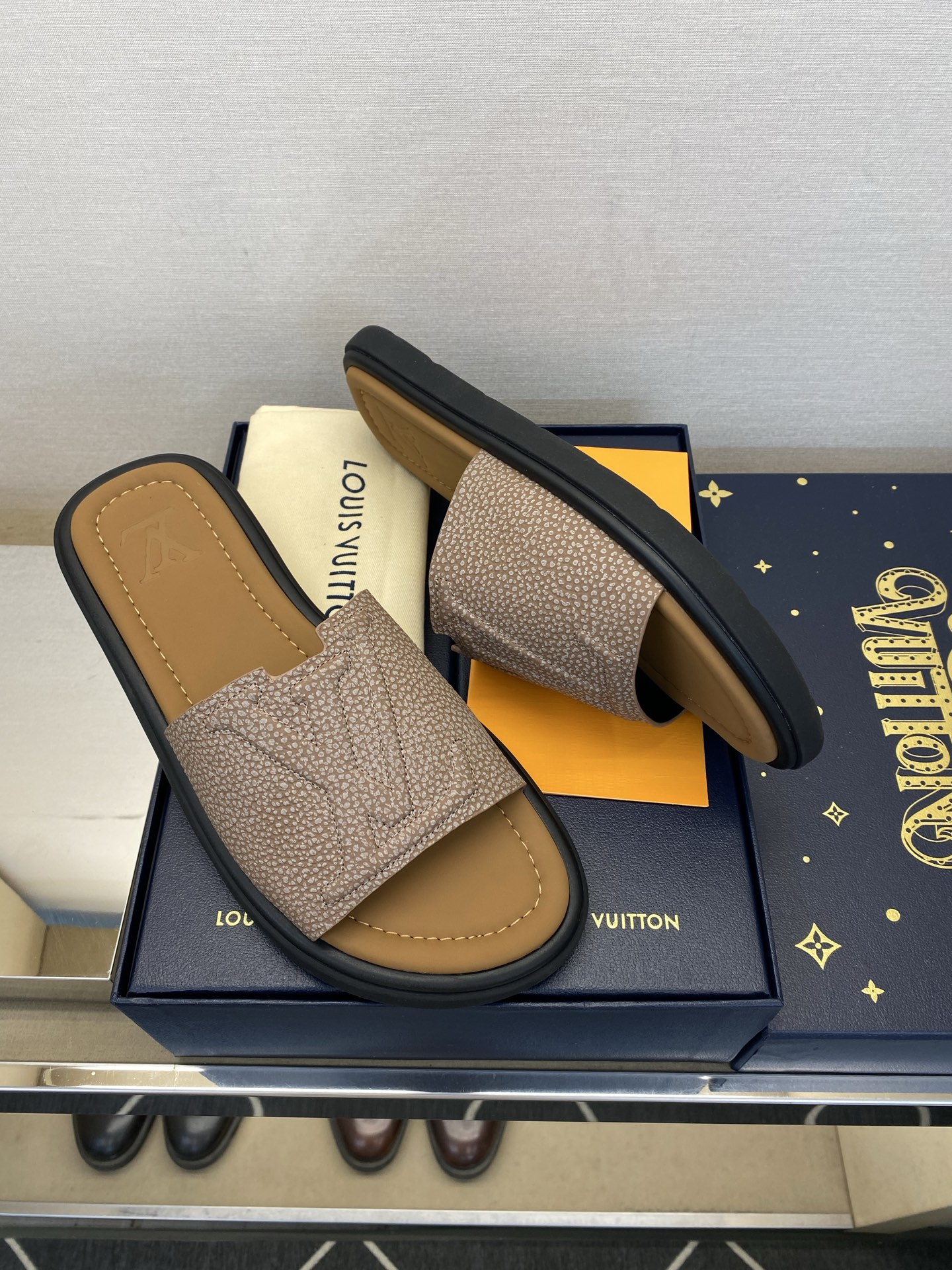⚠️L V⚠️高品质，顶尖工艺品⚠️男士拖鞋⚠️正码：39 －44，38，45，46定做 ⚠最新经典L压