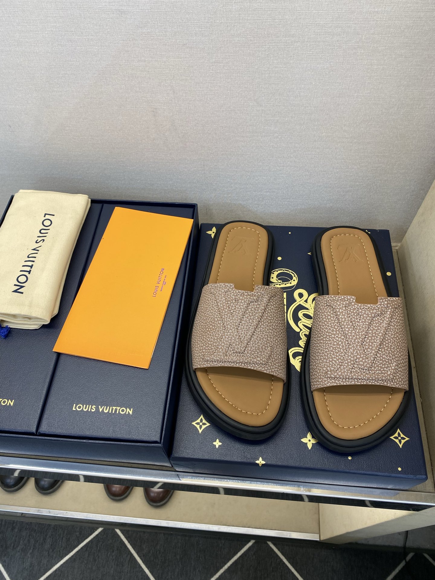 ⚠️L V⚠️高品质，顶尖工艺品⚠️男士拖鞋⚠️正码：39 －44，38，45，46定做 ⚠最新经典L压