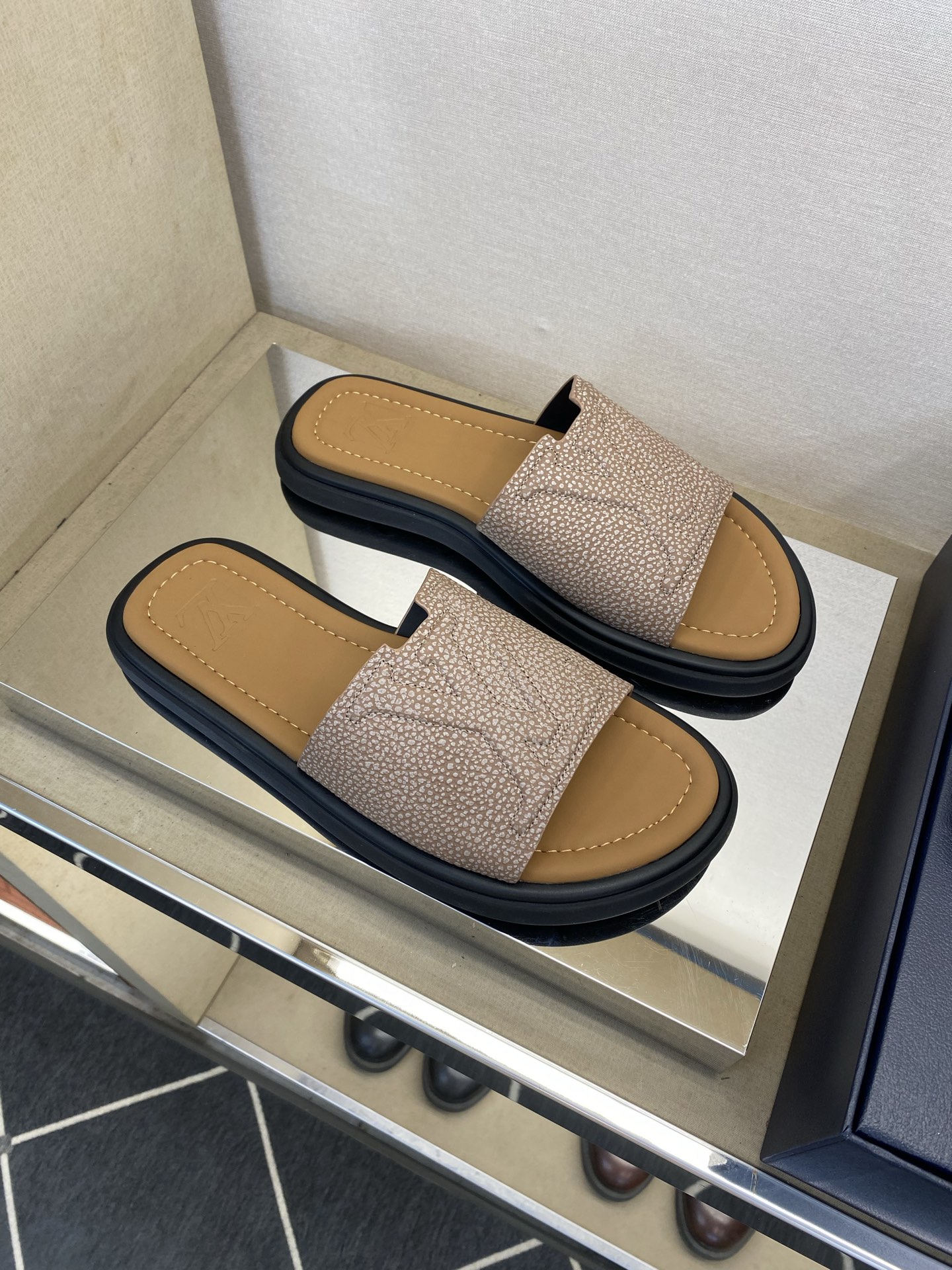 ⚠️L V⚠️高品质，顶尖工艺品⚠️男士拖鞋⚠️正码：39 －44，38，45，46定做 ⚠最新经典L压