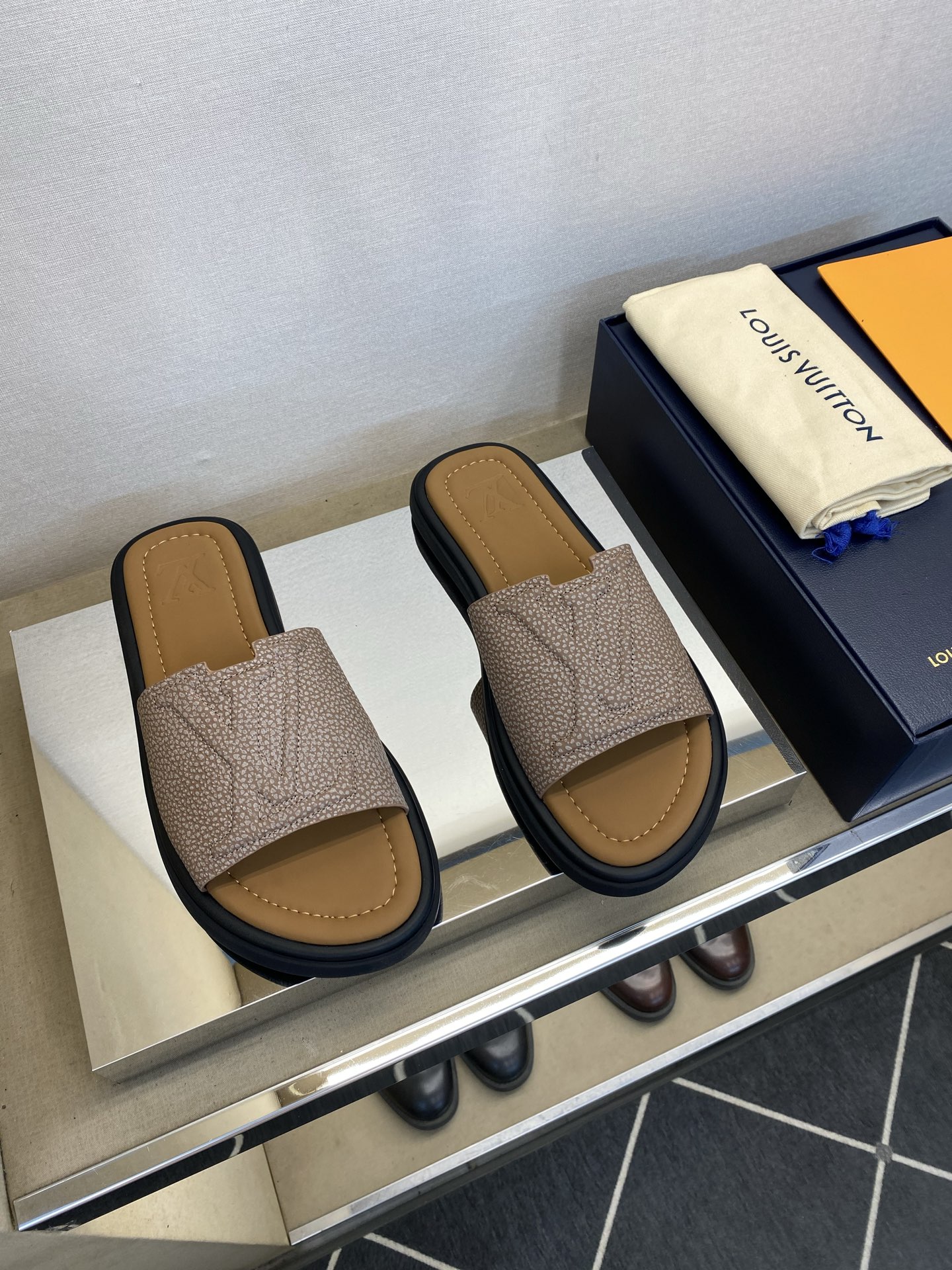 ⚠️L V⚠️高品质，顶尖工艺品⚠️男士拖鞋⚠️正码：39 －44，38，45，46定做 ⚠最新经典L压