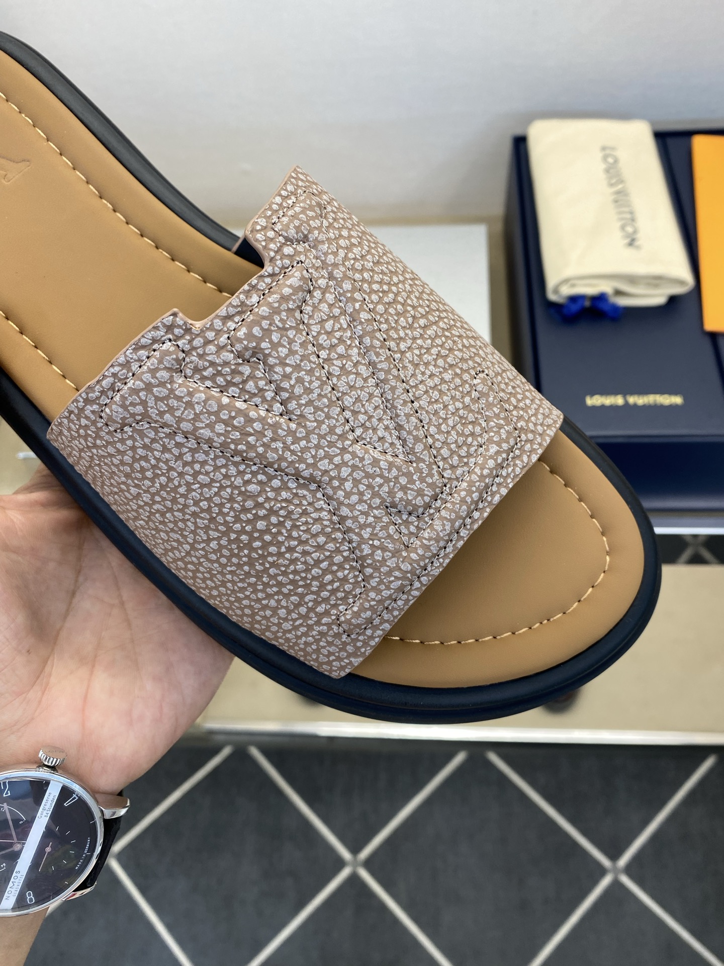⚠️L V⚠️高品质，顶尖工艺品⚠️男士拖鞋⚠️正码：39 －44，38，45，46定做 ⚠最新经典L压